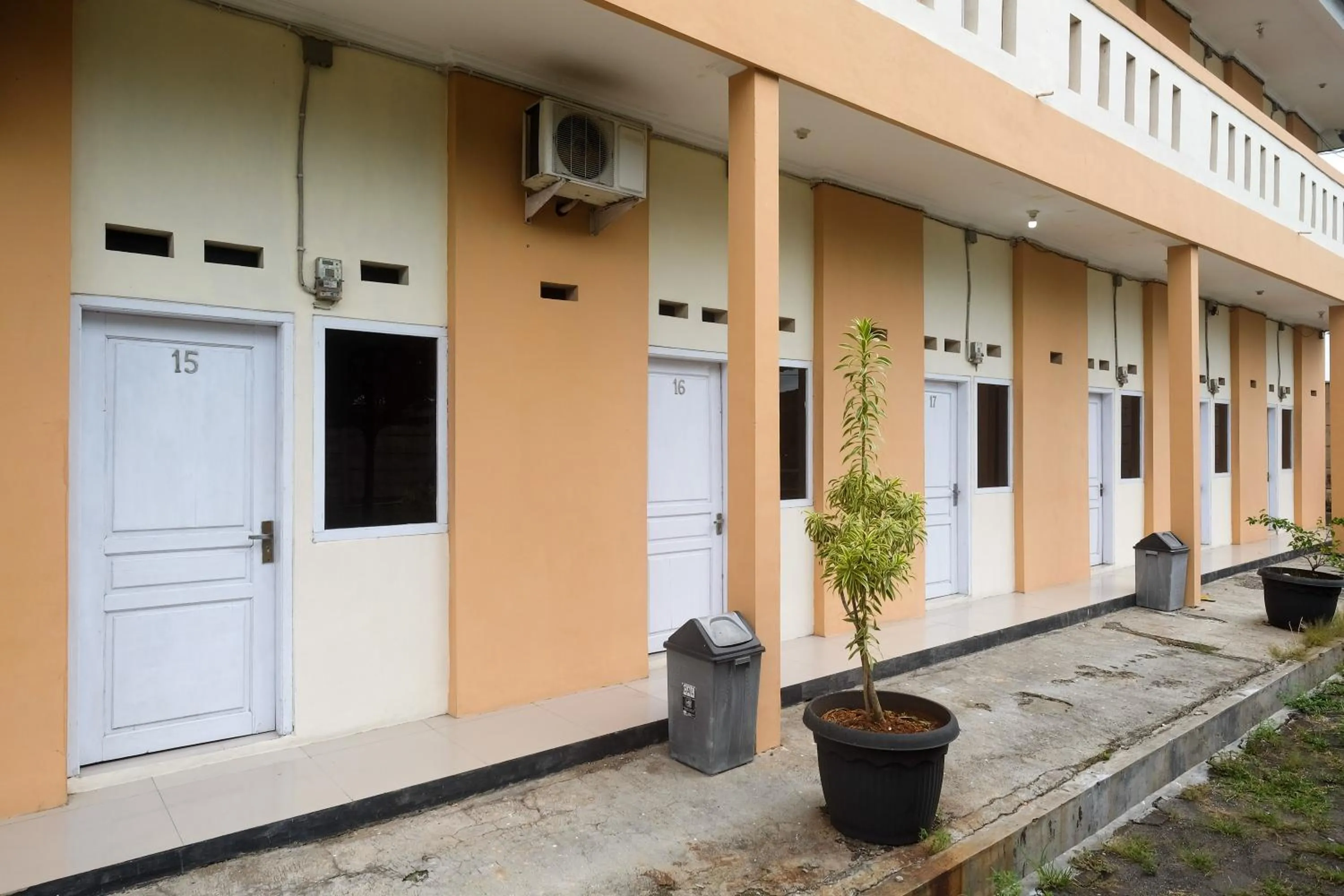 Property building in RedDoorz at Putri Syariah Brebes