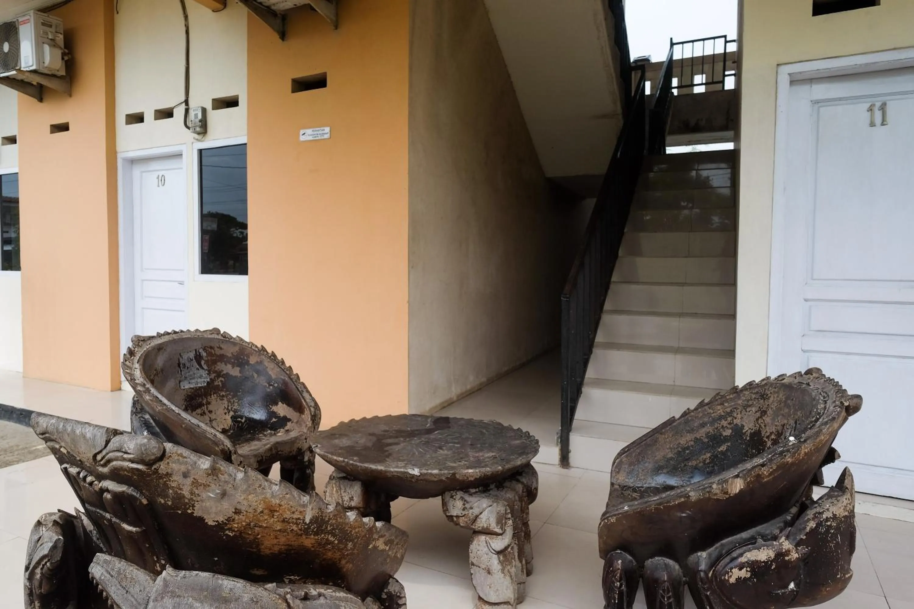 Seating area in RedDoorz at Putri Syariah Brebes