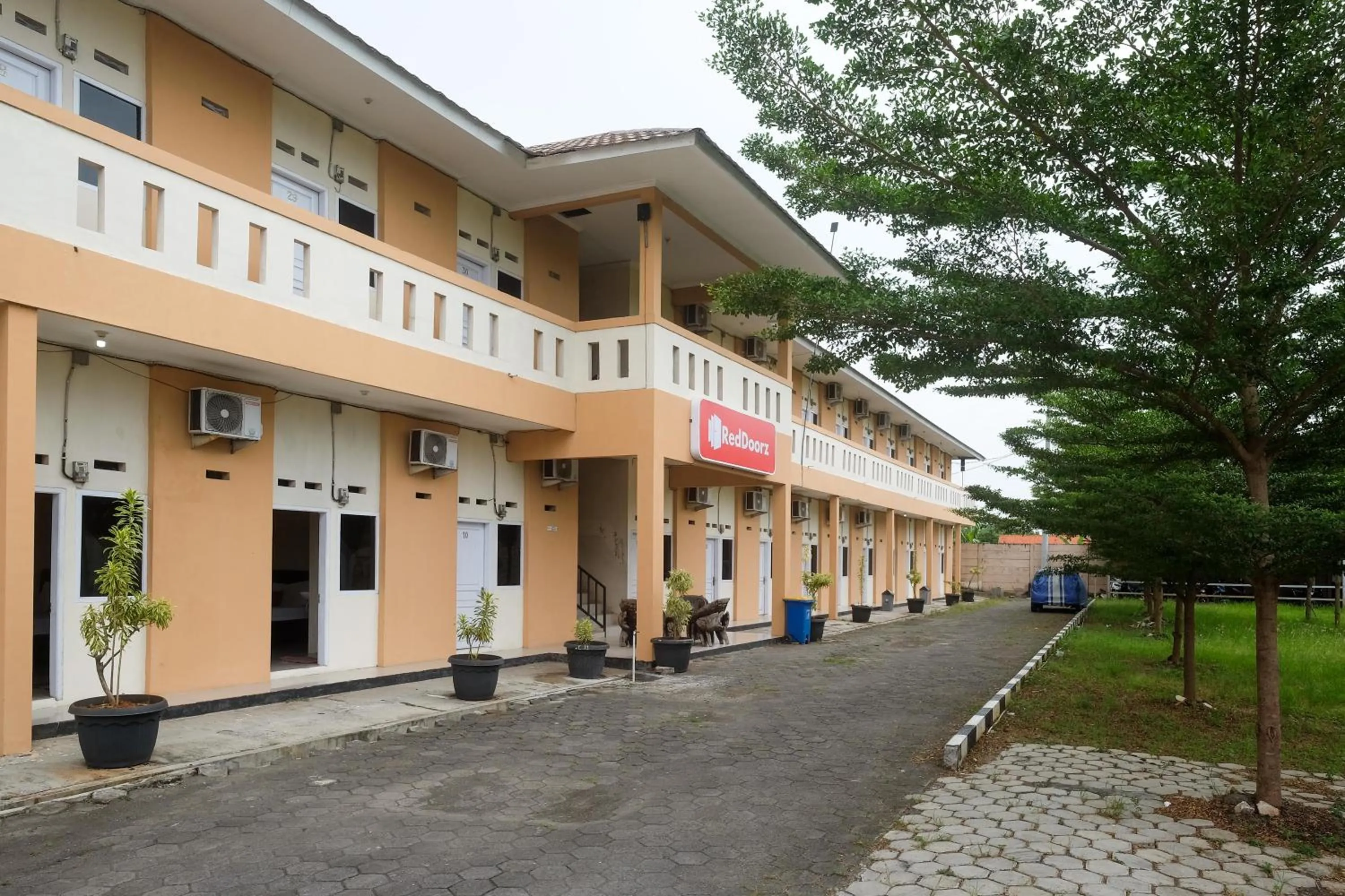 Property building in RedDoorz at Putri Syariah Brebes