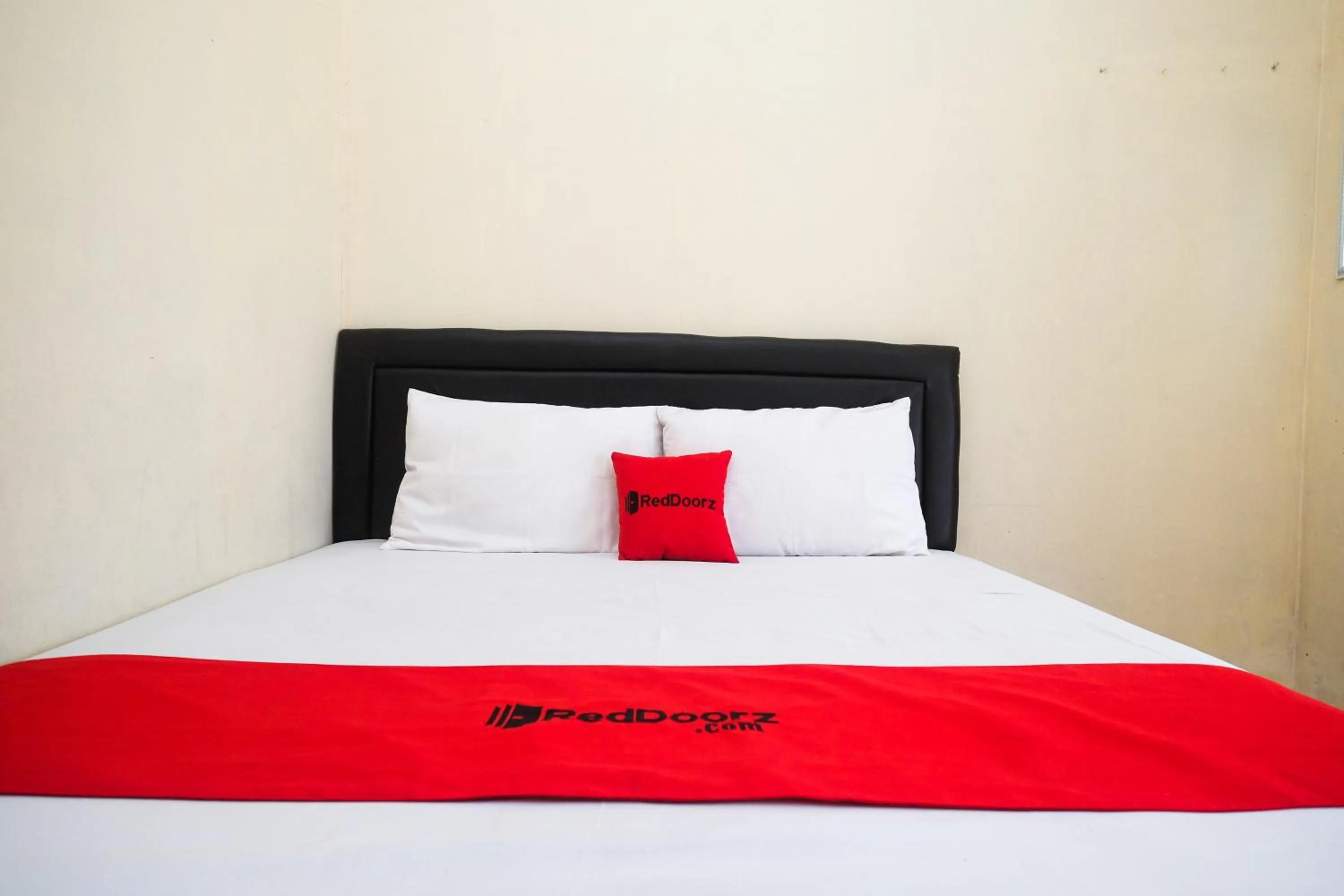 Bedroom, Bed in RedDoorz at Putri Syariah Brebes