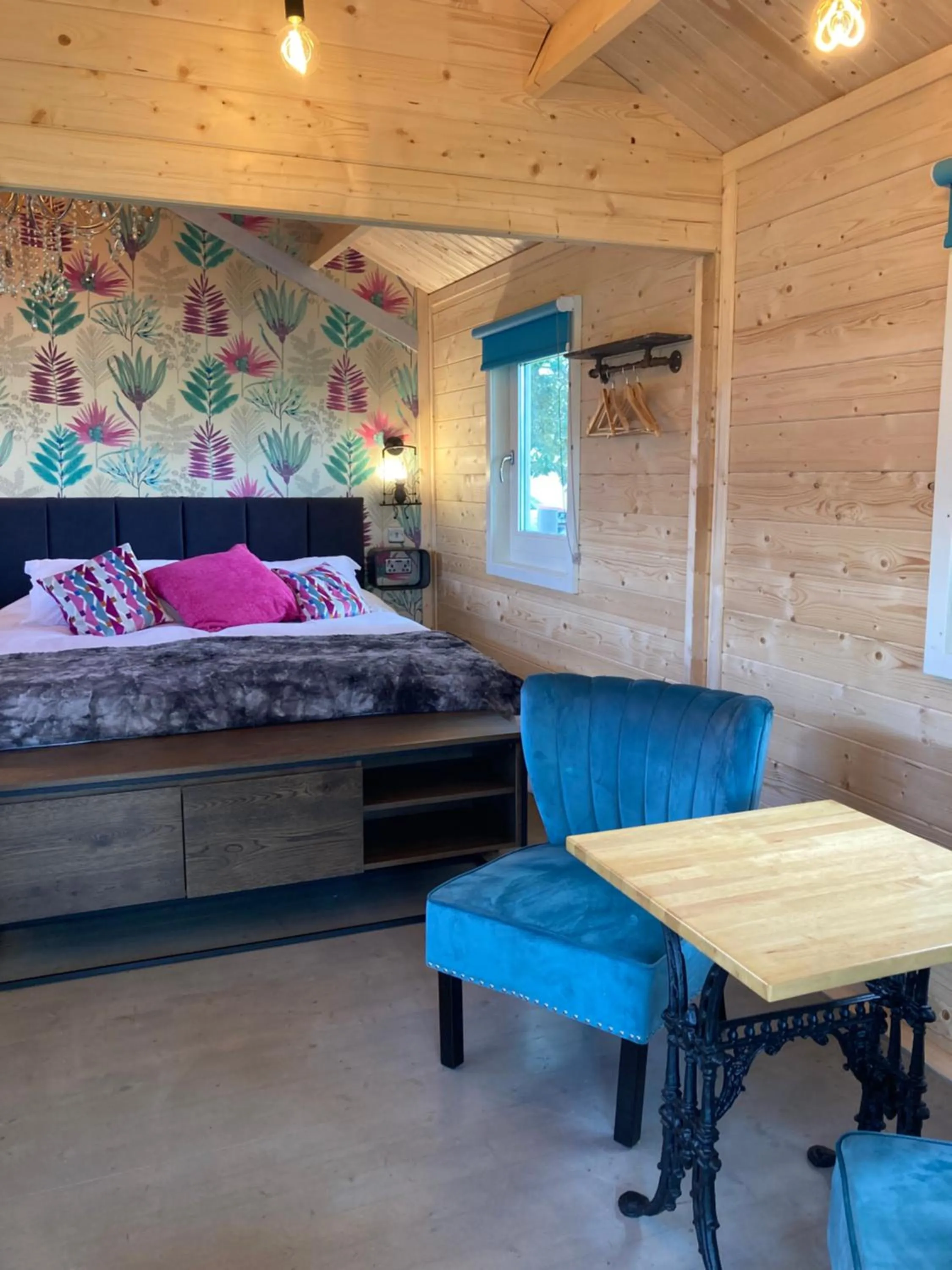 Seating area, Bed in Dunroamin Lodges