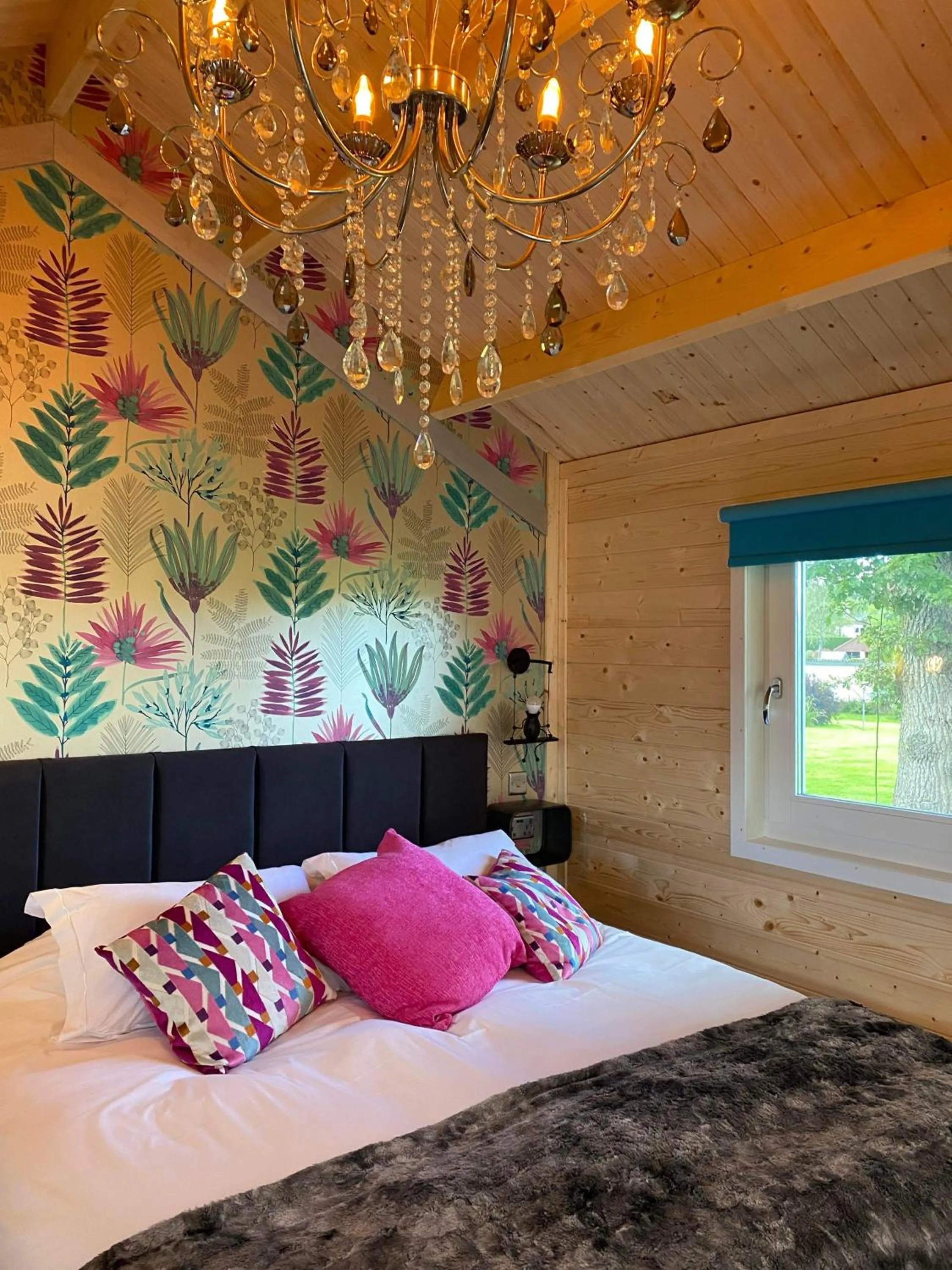 Bedroom, Bed in Dunroamin Lodges
