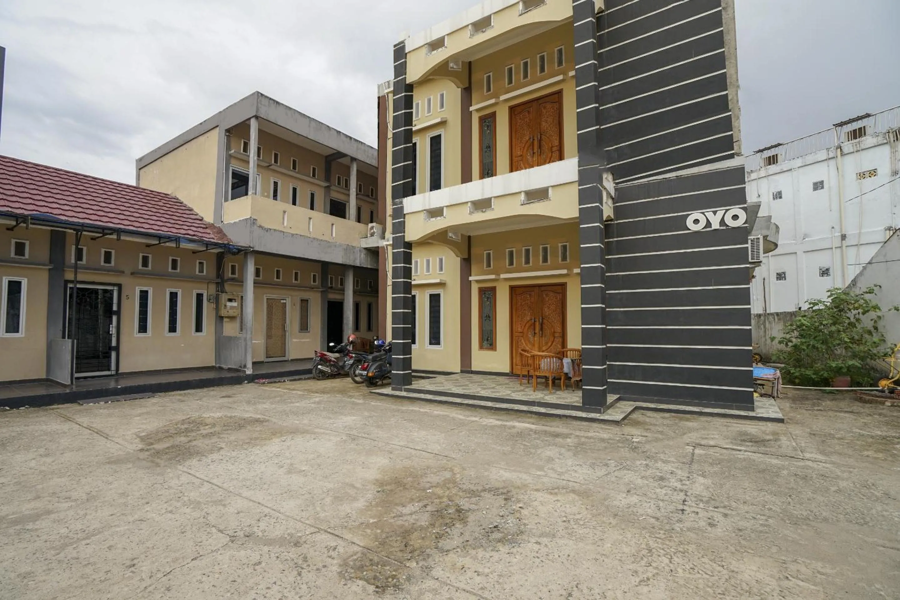 Facade/entrance, Property Building in OYO 2036 Afifah Homestay Syariah