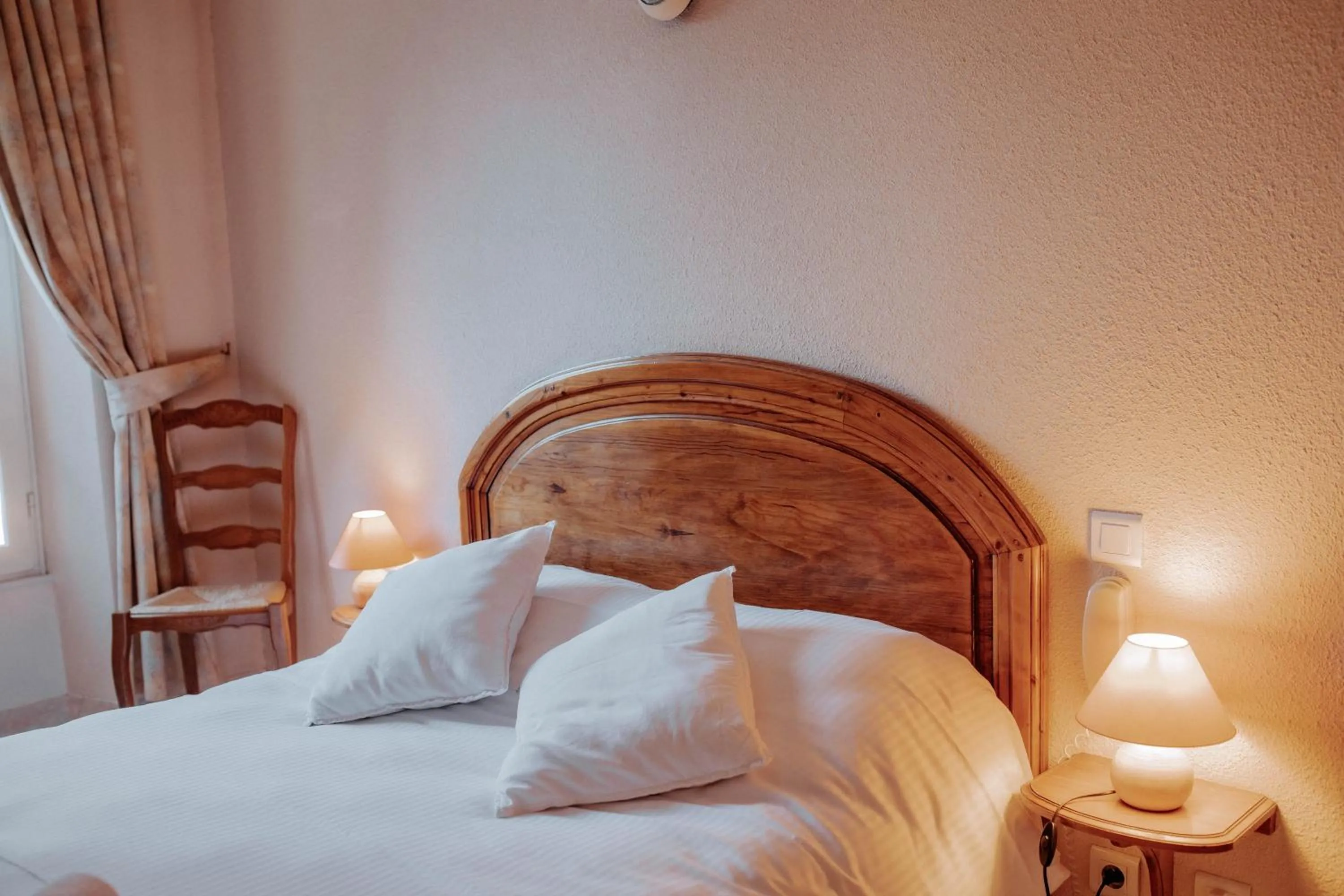 Bedroom, Bed in Hôtel De France