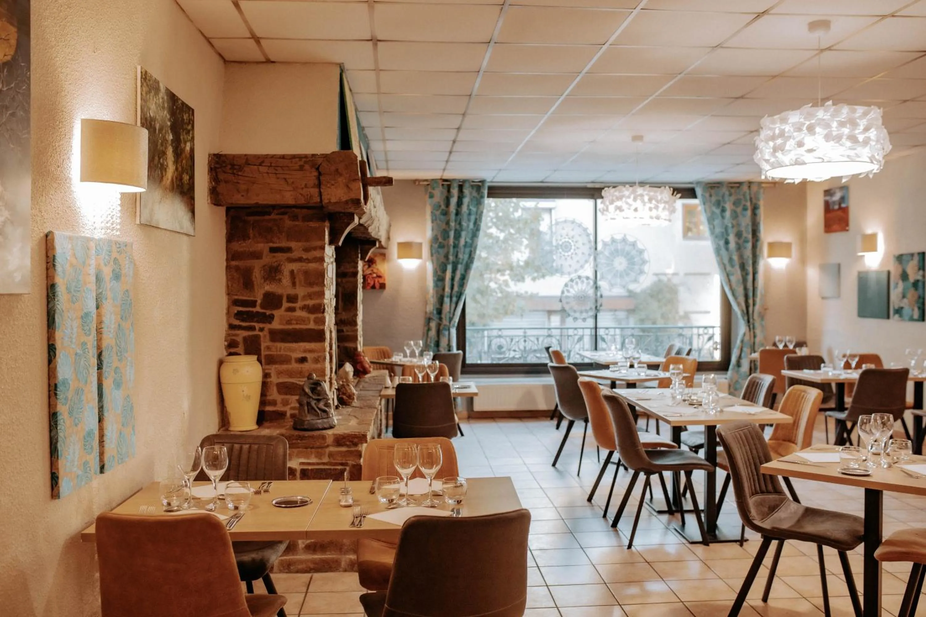 Restaurant/places to eat in Hôtel De France