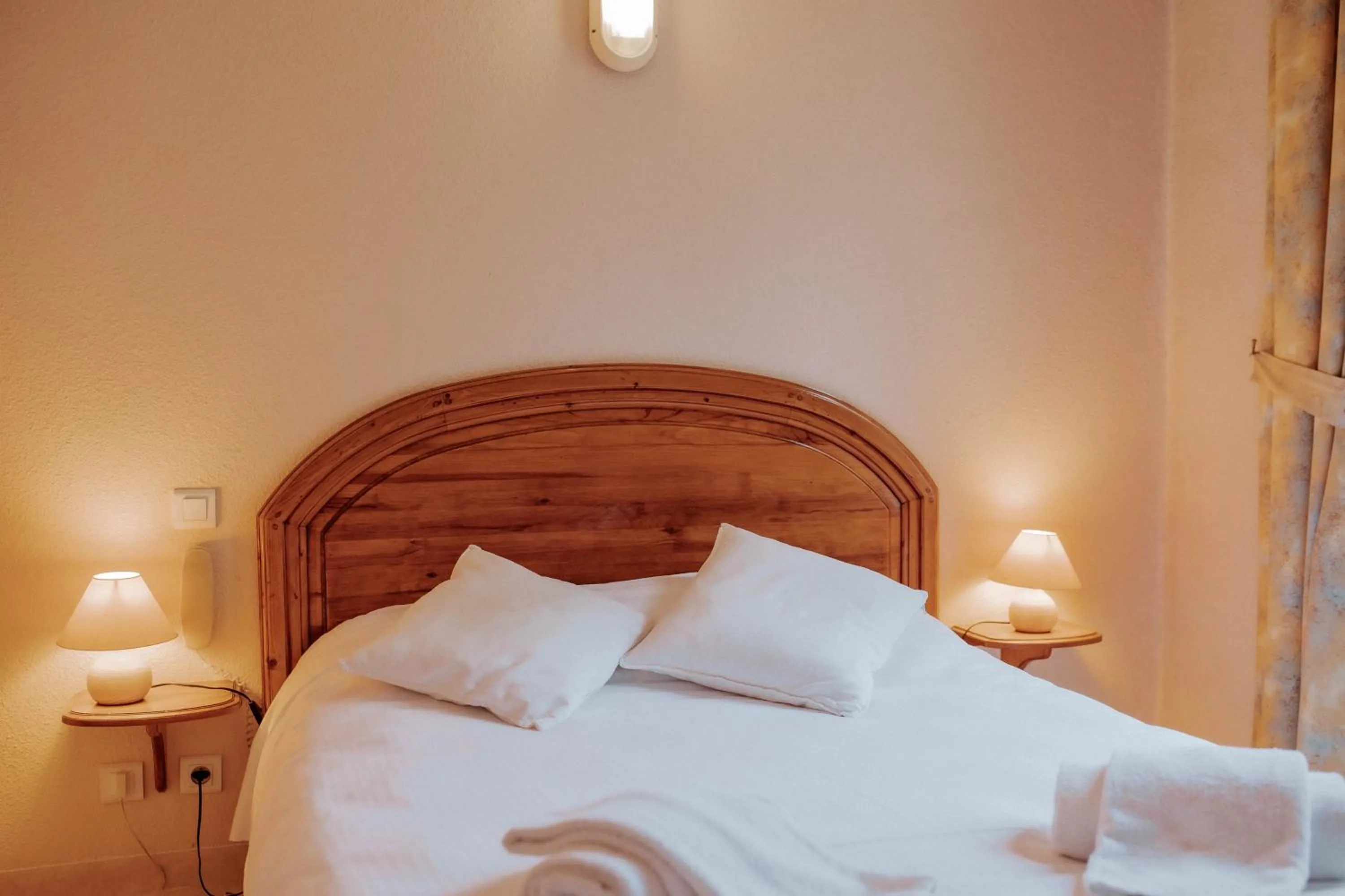 Bedroom, Bed in Hôtel De France