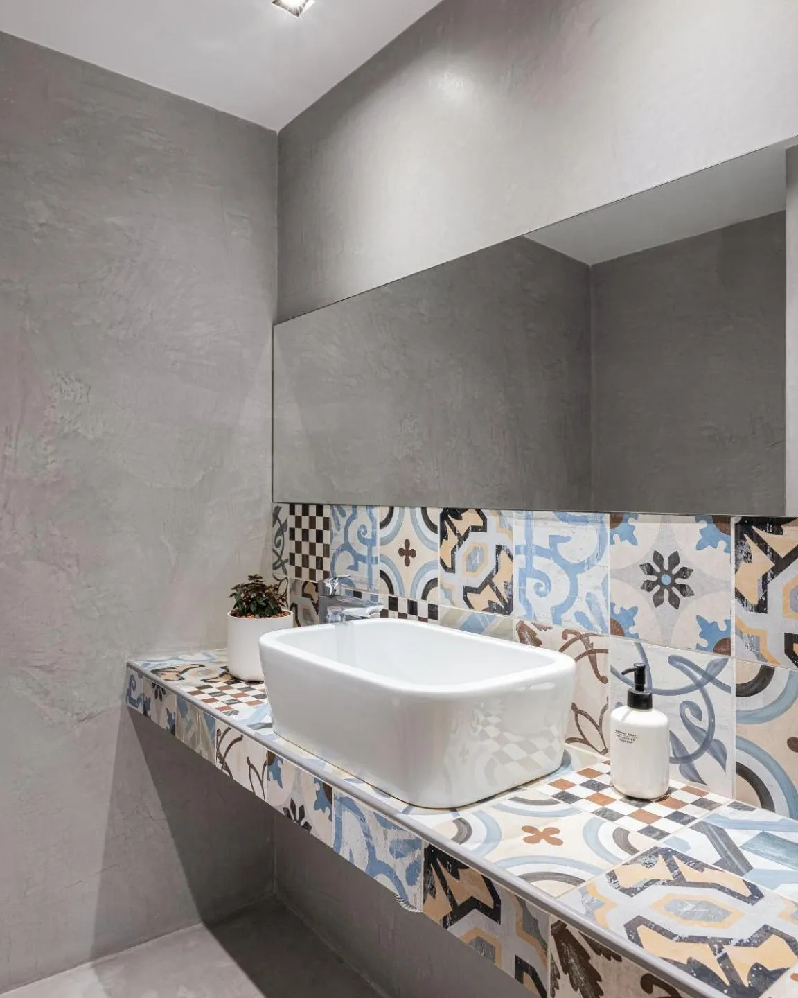 Toilet in Urban Stripes Athens