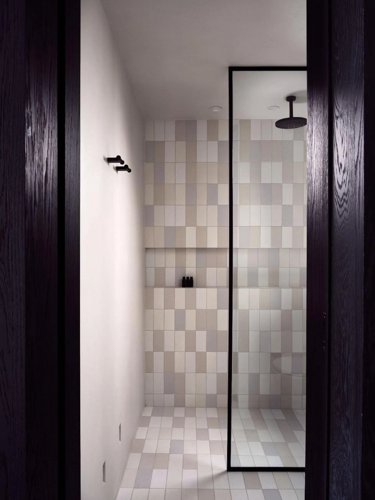 Shower in Urban Stripes Athens