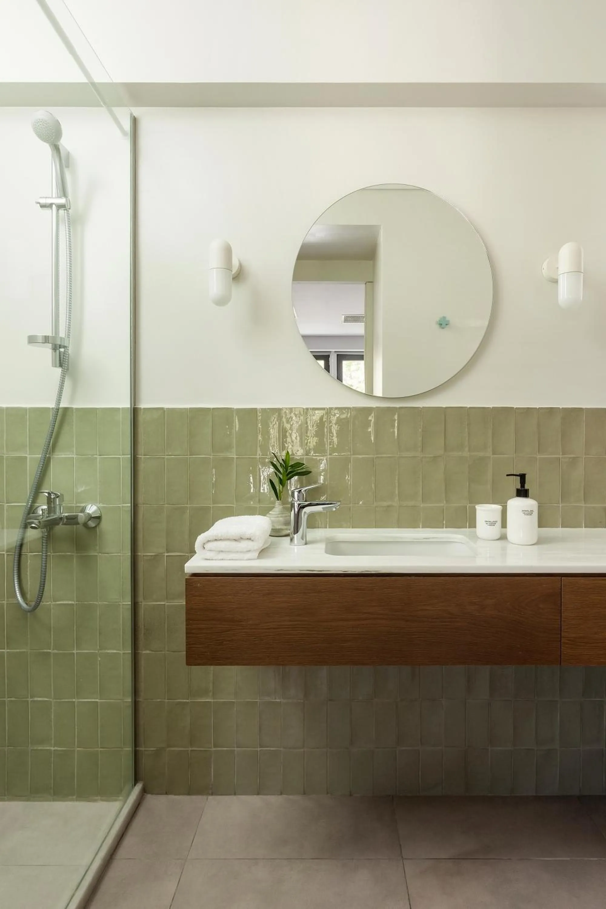 Shower in Urban Stripes Athens