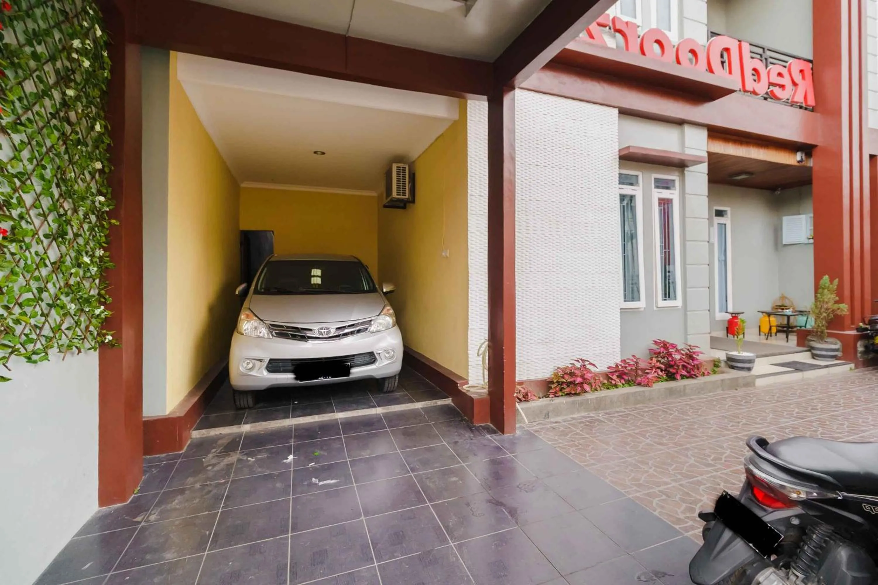 Parking in RedDoorz Syariah Near Jam Gadang Bukit tinggi 2