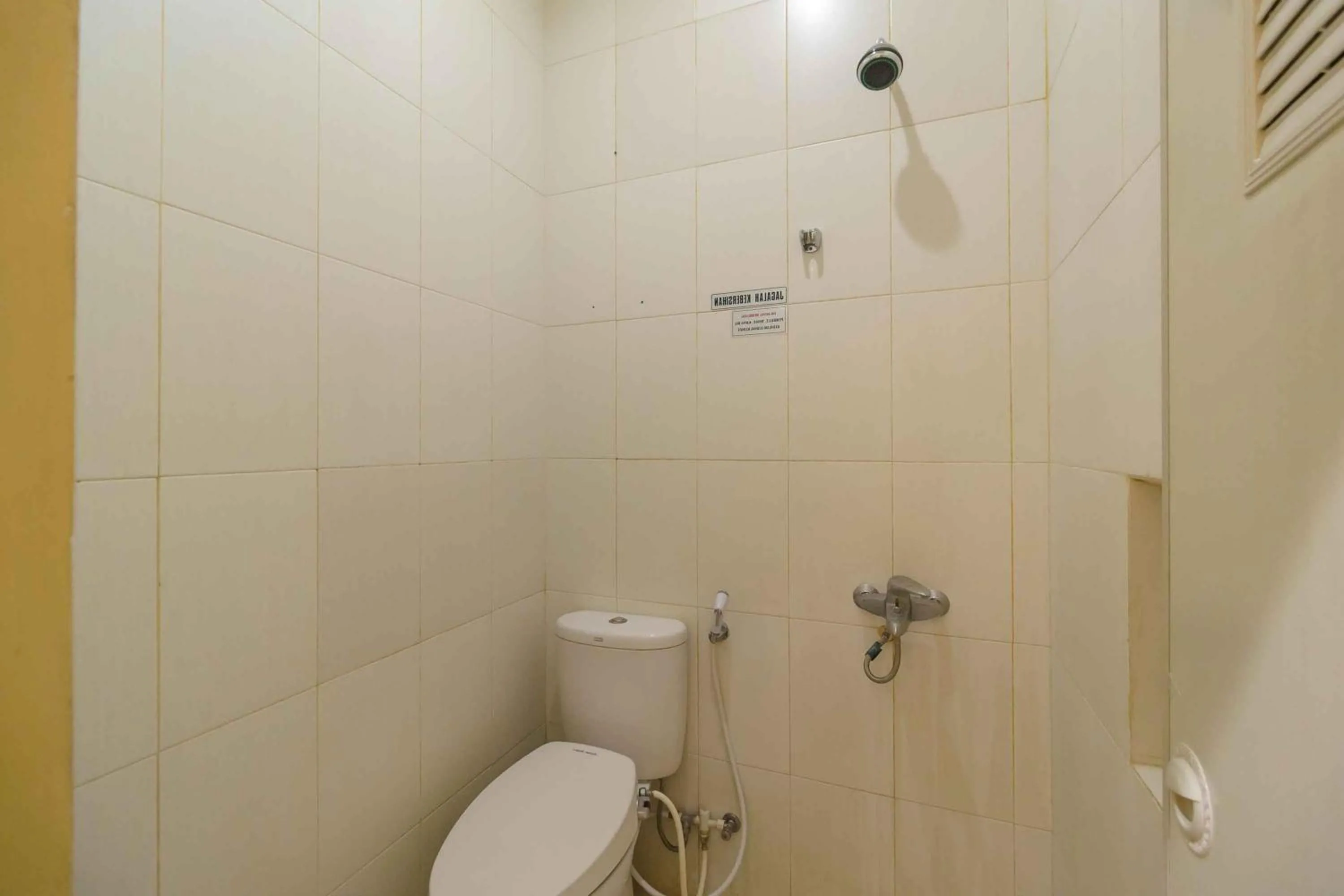 Bathroom in RedDoorz Syariah Near Jam Gadang Bukit tinggi 2