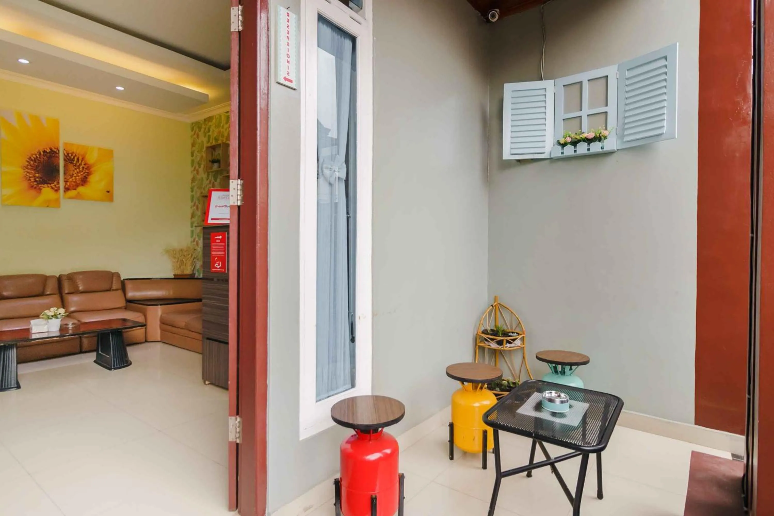 Facade/entrance in RedDoorz Syariah Near Jam Gadang Bukit tinggi 2