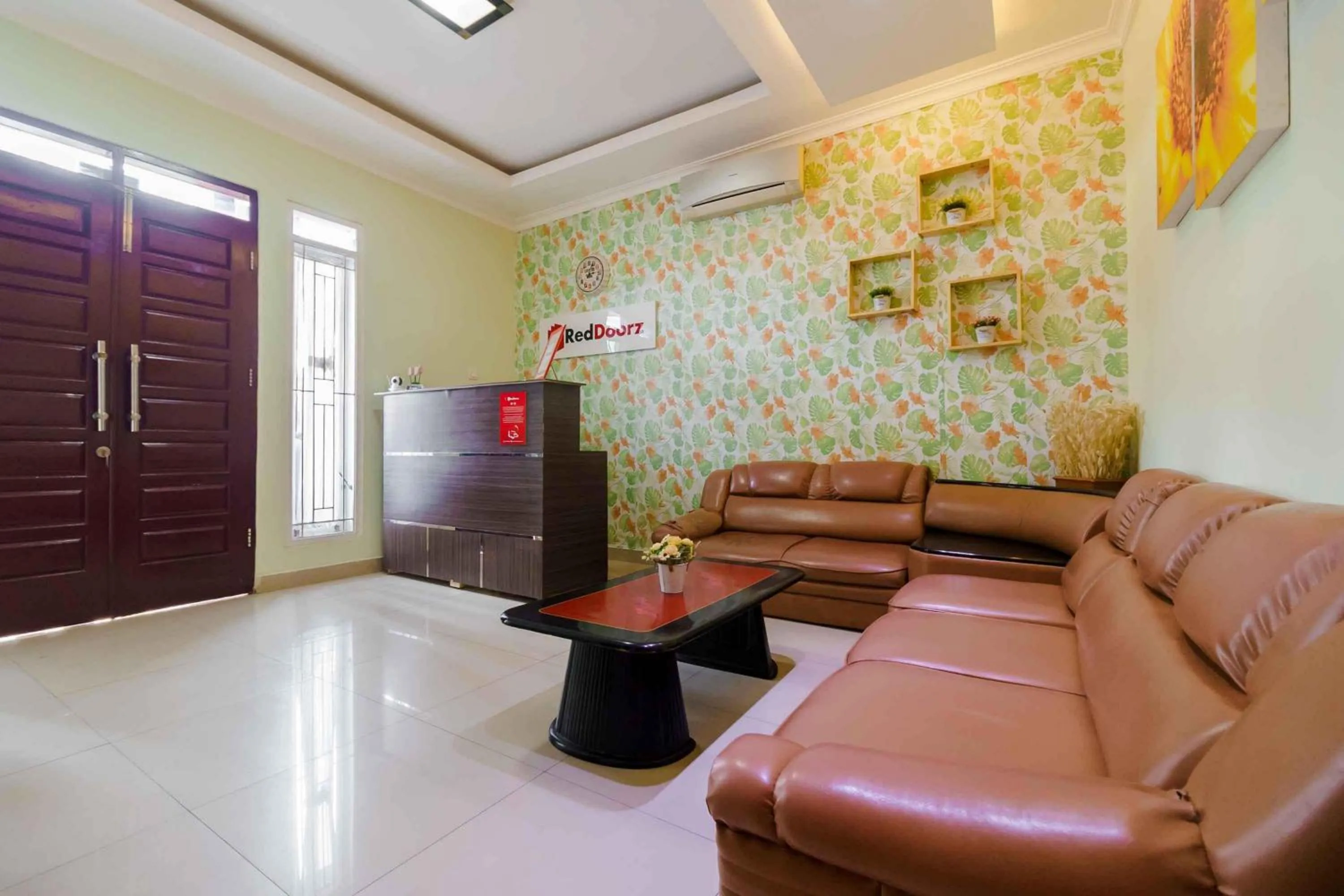 Lobby or reception in RedDoorz Syariah Near Jam Gadang Bukit tinggi 2