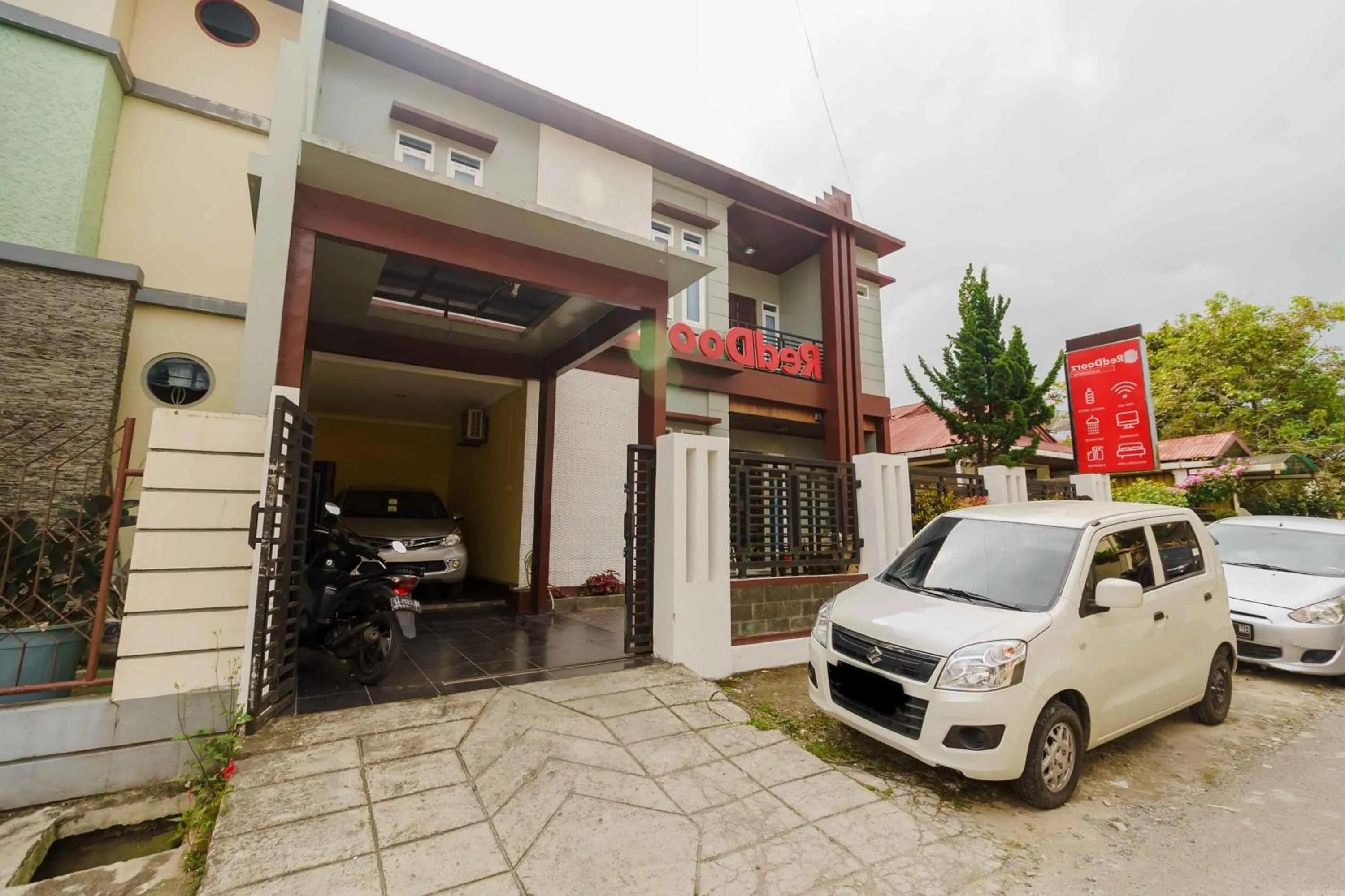 Facade/entrance in RedDoorz Syariah Near Jam Gadang Bukit tinggi 2