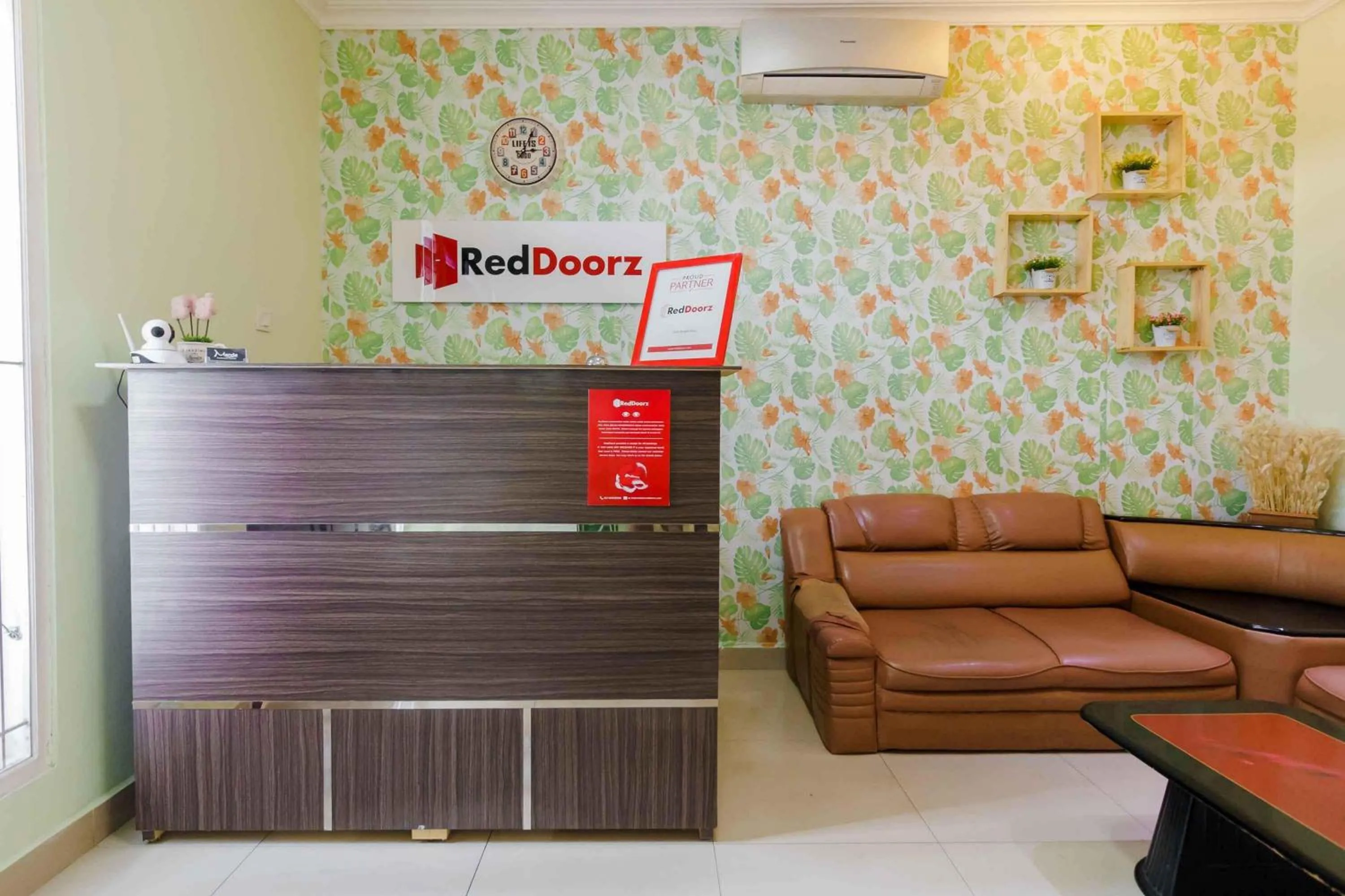 Lobby or reception in RedDoorz Syariah Near Jam Gadang Bukit tinggi 2