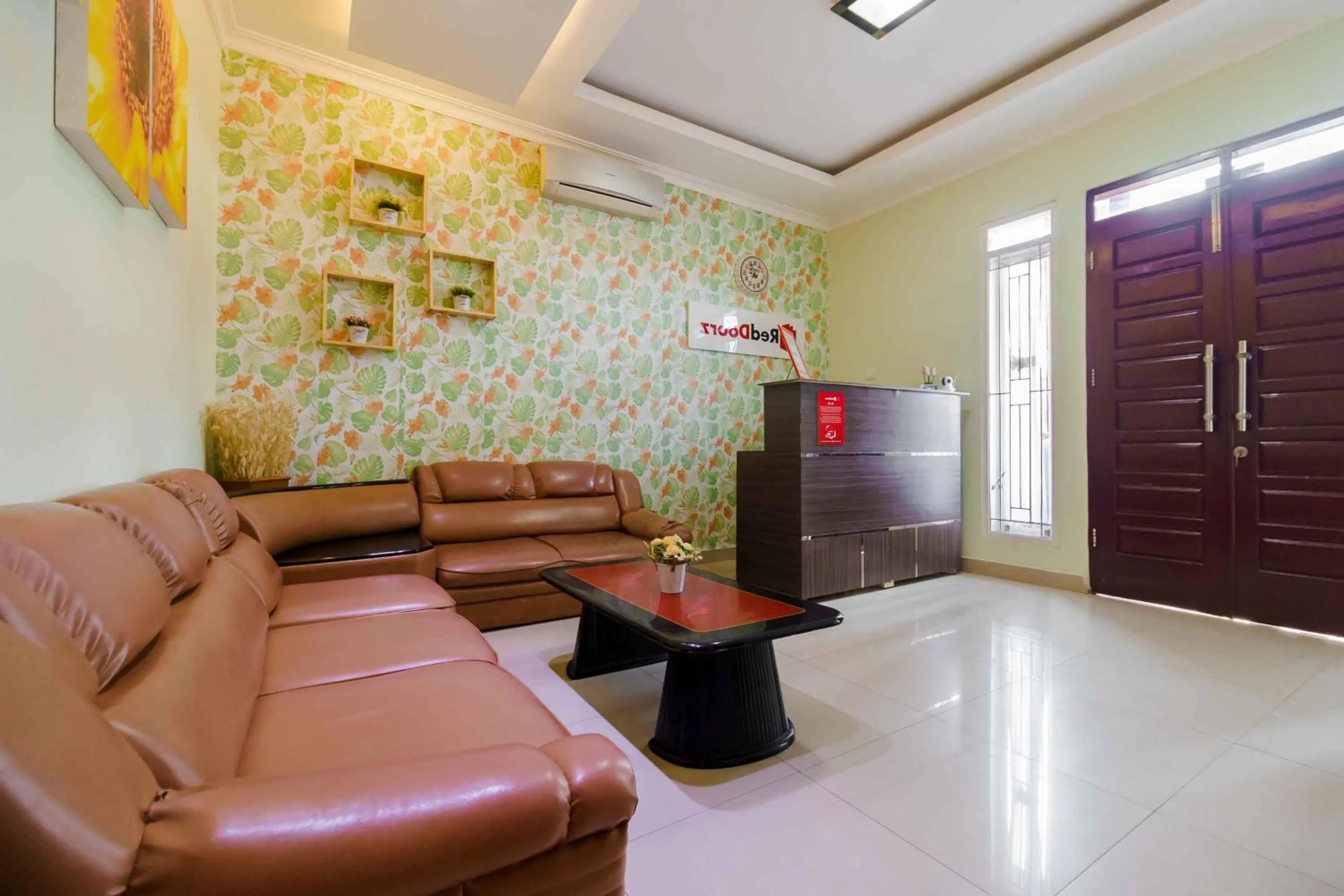 Lobby or reception in RedDoorz Syariah Near Jam Gadang Bukit tinggi 2