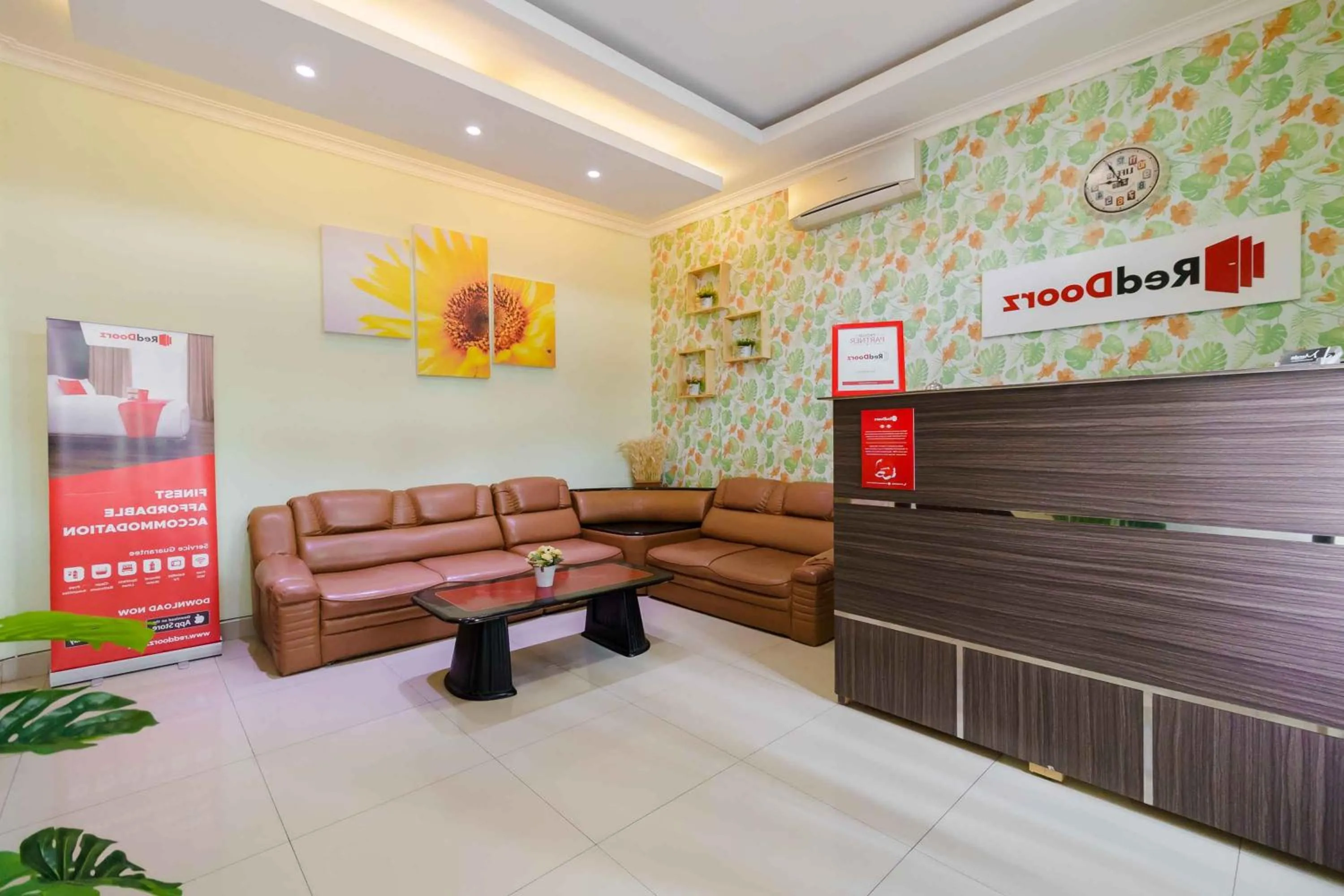 Lobby or reception in RedDoorz Syariah Near Jam Gadang Bukit tinggi 2