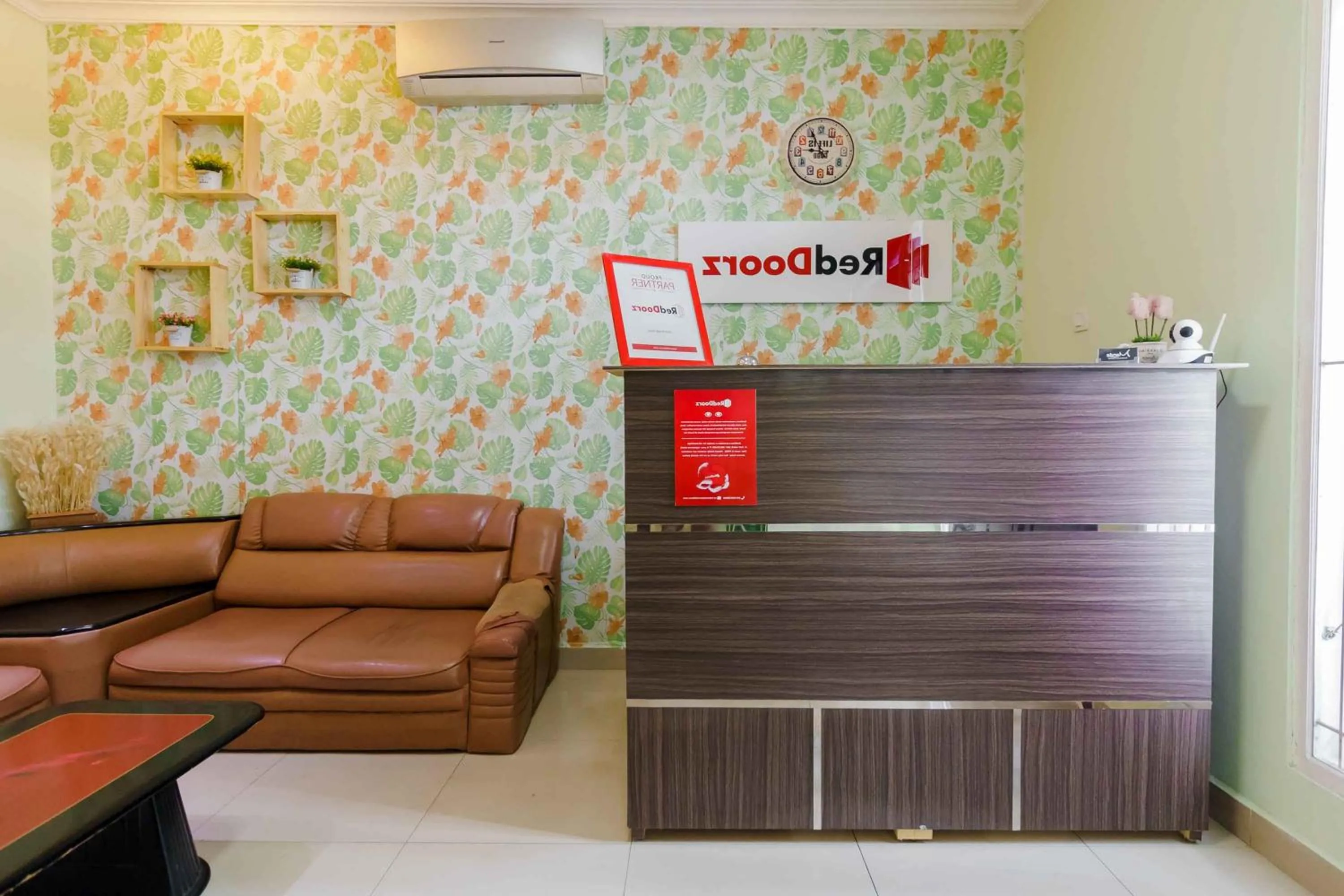 Lobby or reception in RedDoorz Syariah Near Jam Gadang Bukit tinggi 2