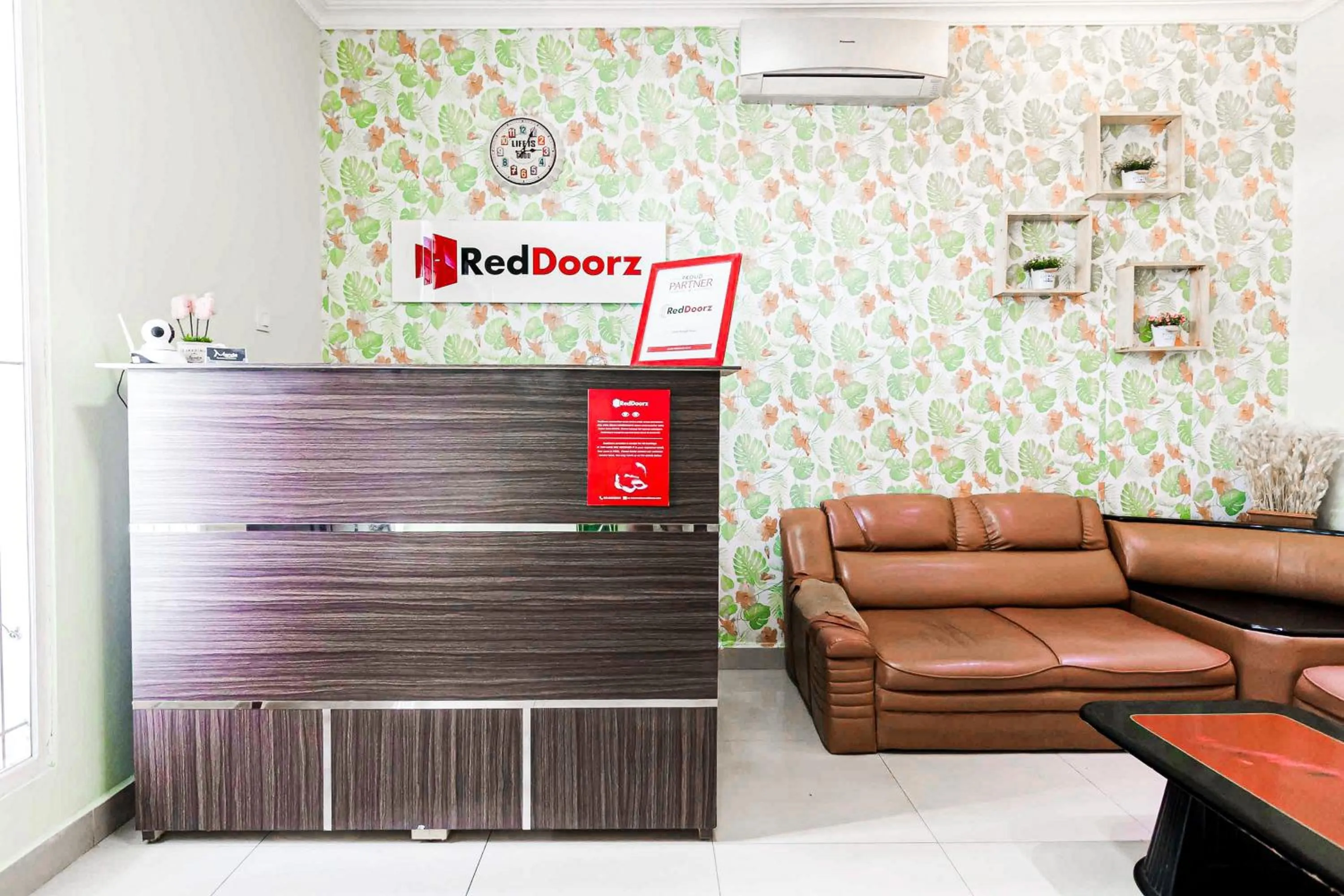 RedDoorz Syariah Near Jam Gadang Bukit tinggi 2