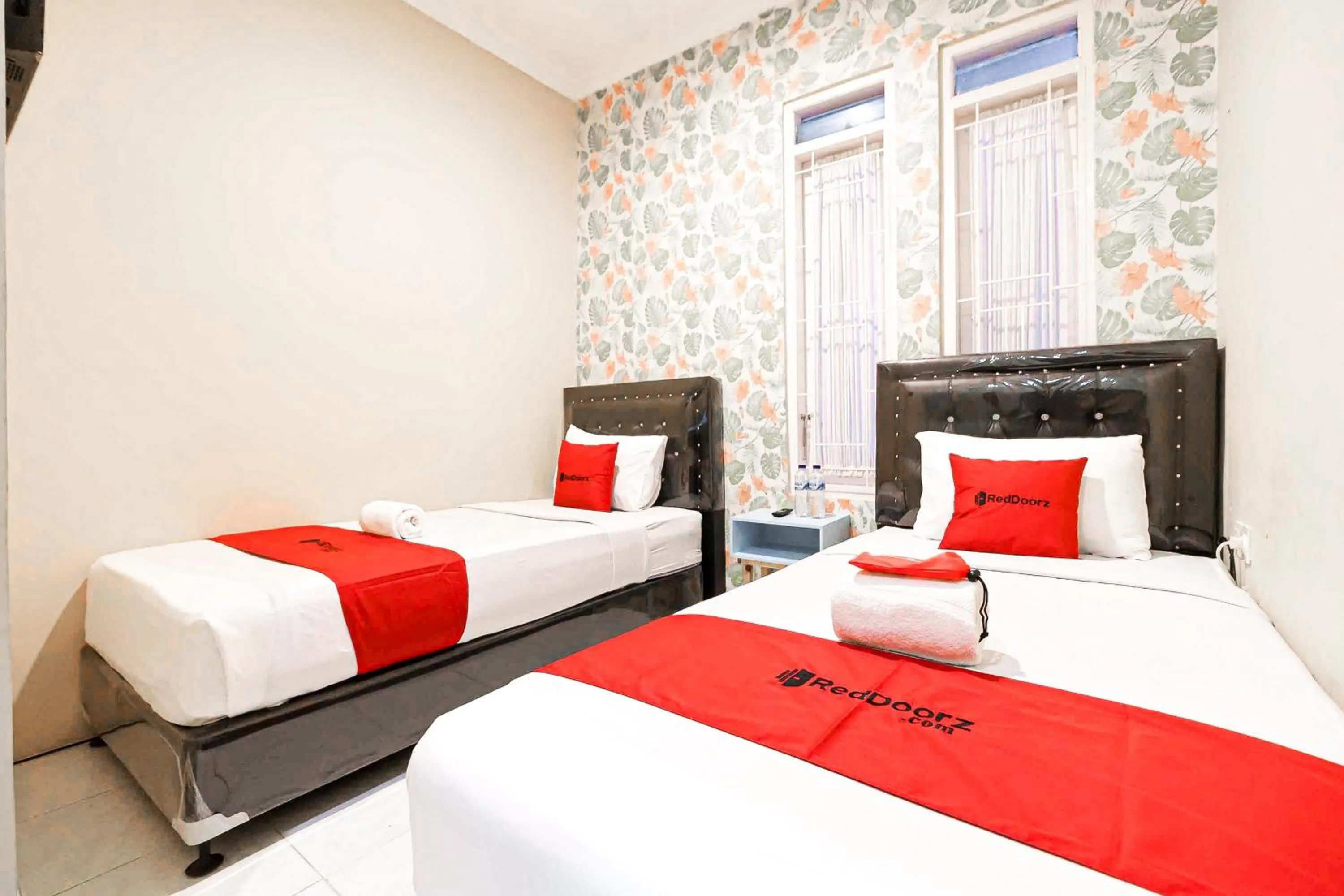 Standard Twin Room in RedDoorz Syariah Near Jam Gadang Bukit tinggi 2