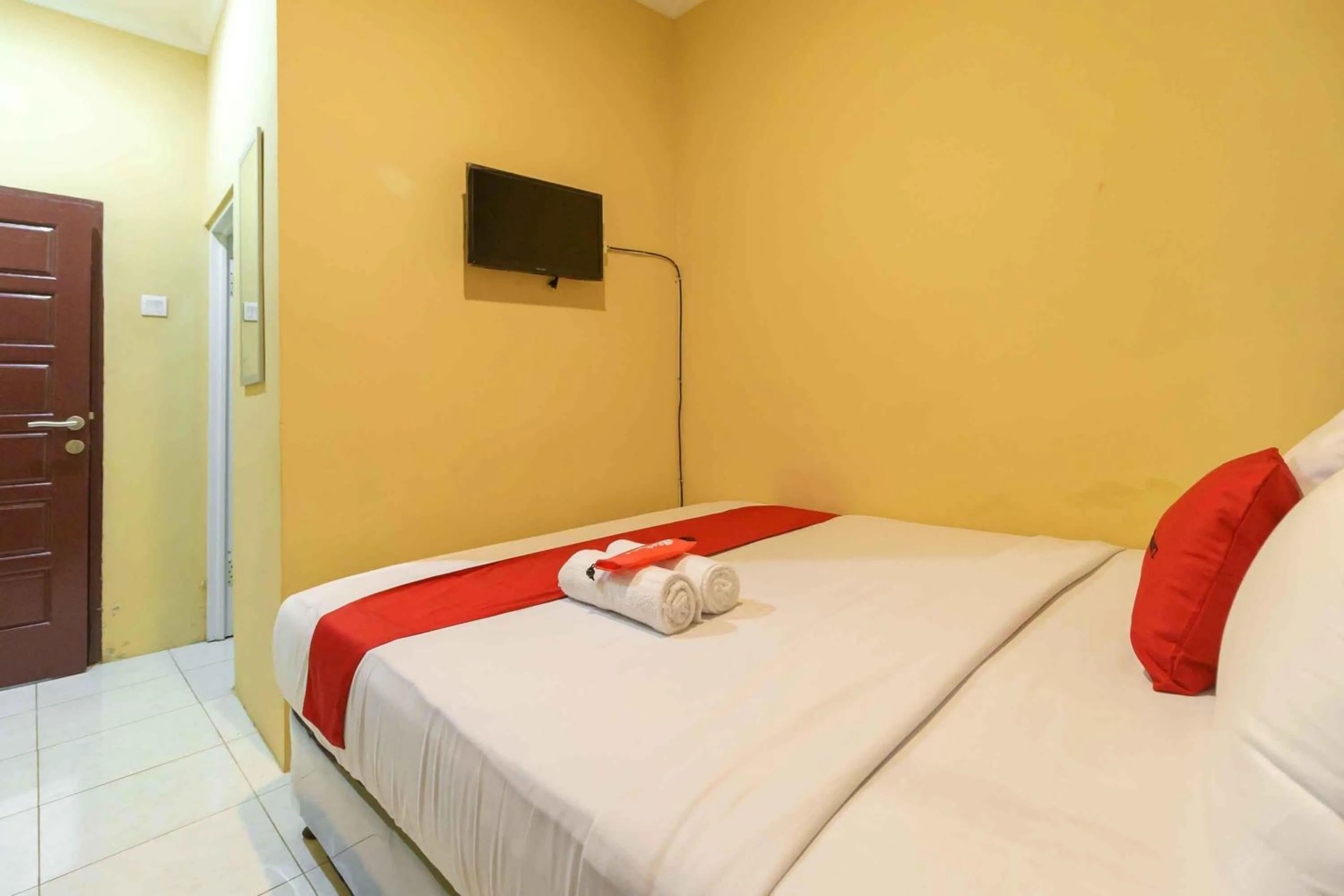 Bedroom in RedDoorz Syariah Near Jam Gadang Bukit tinggi 2