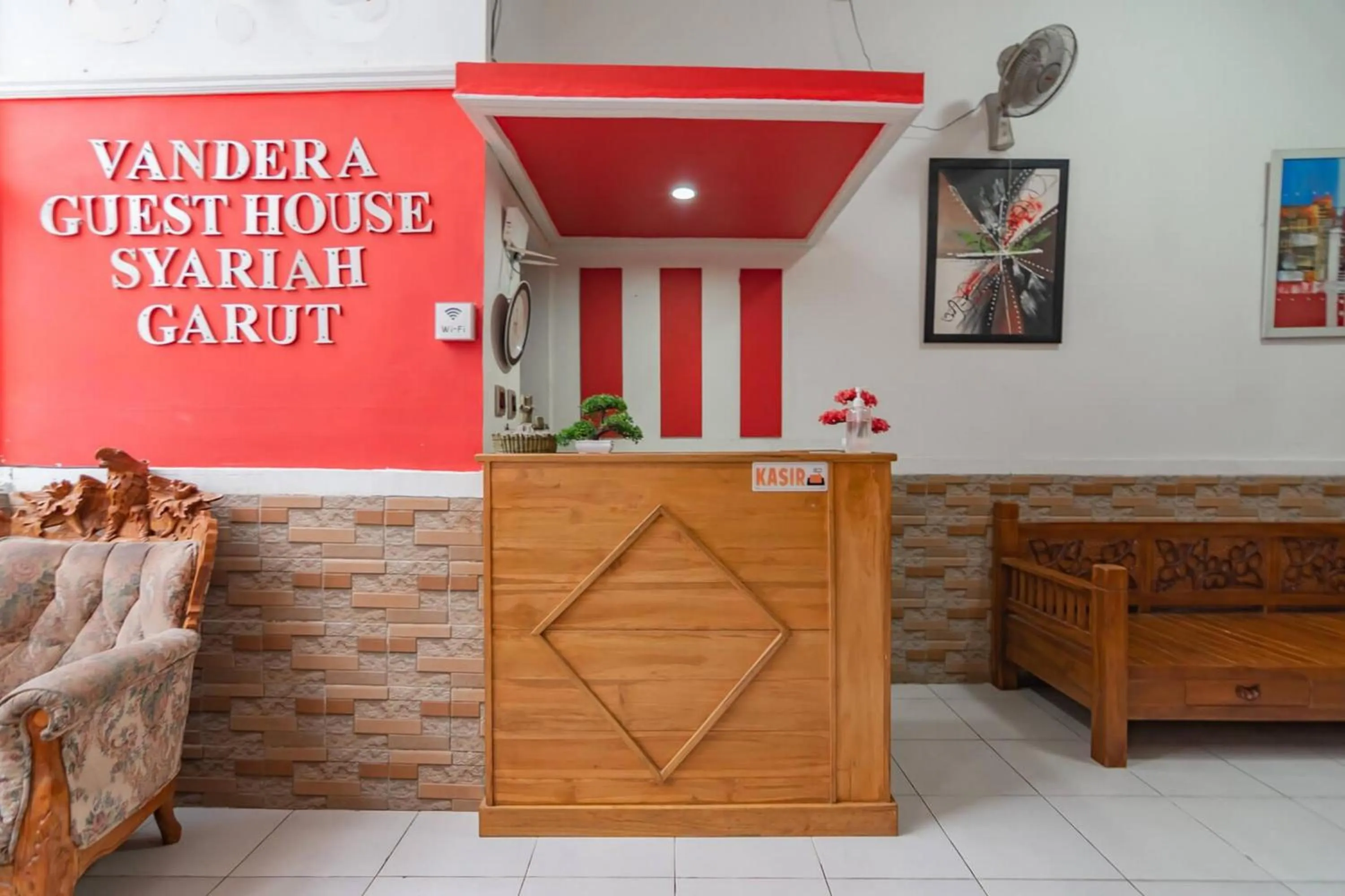 Lobby or reception in Wisma Vandera Syariah Garut Mitra RedDoorz