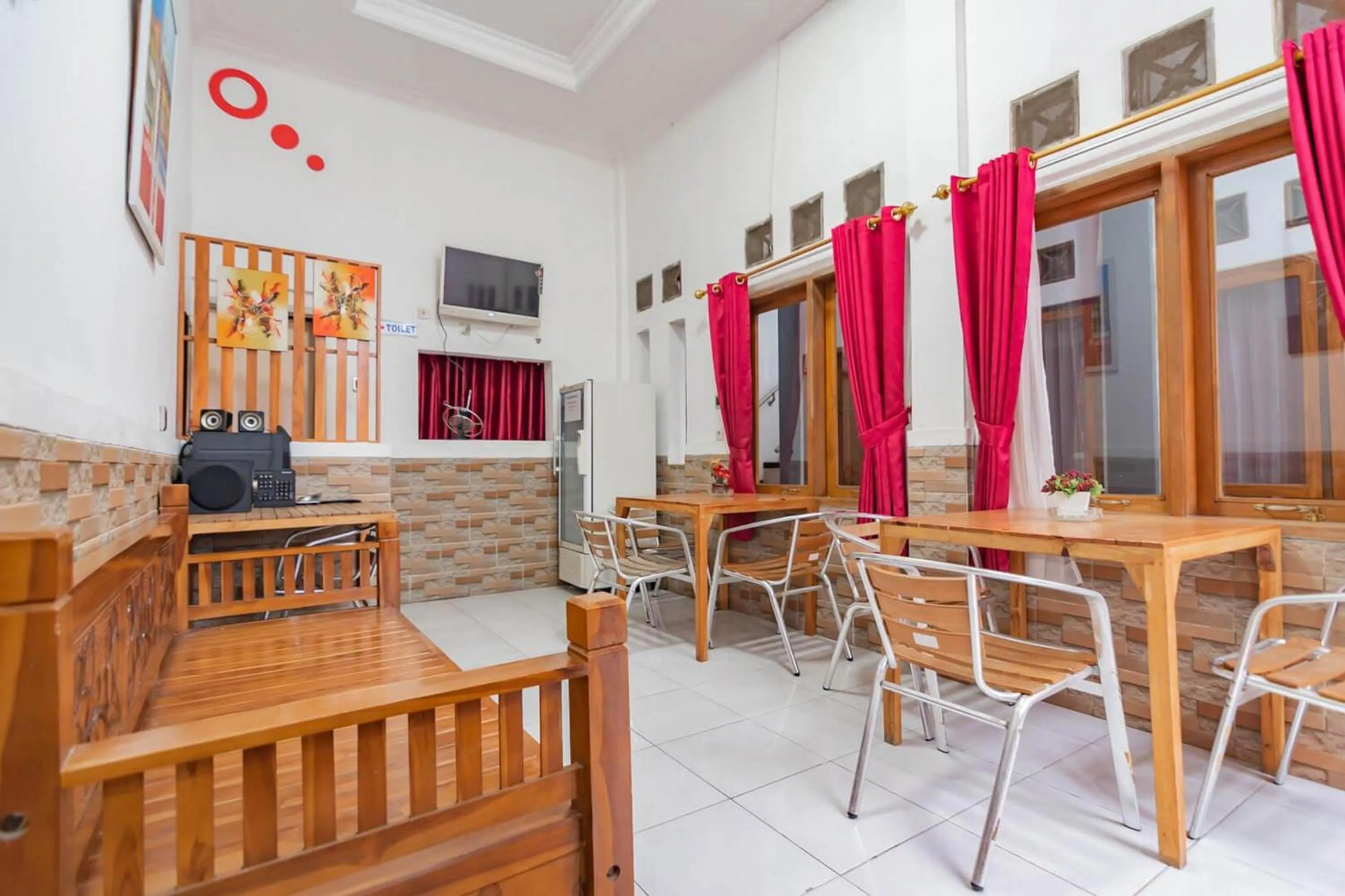 Seating area in Wisma Vandera Syariah Garut Mitra RedDoorz