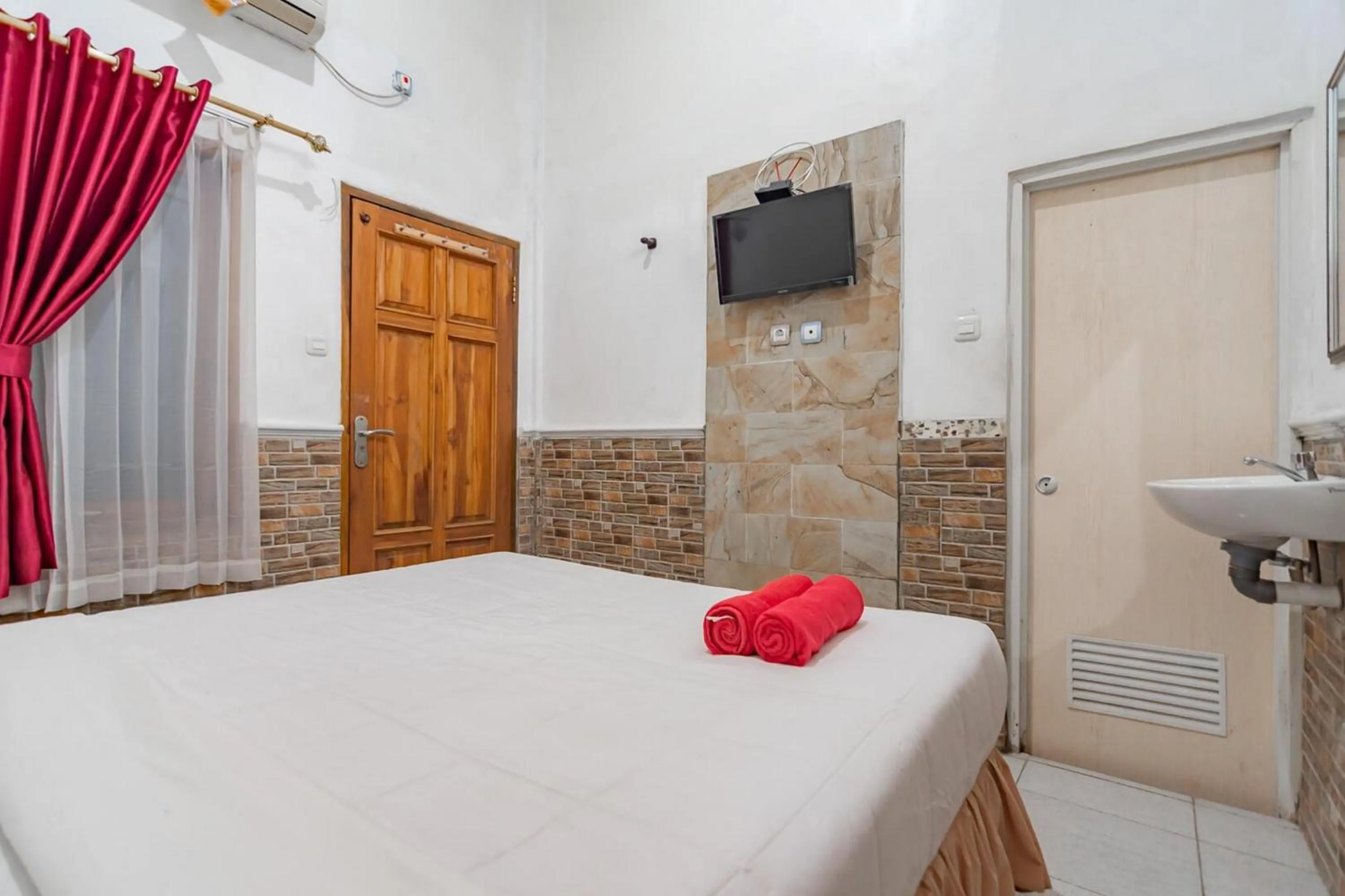 Bedroom, Bed in Wisma Vandera Syariah Garut Mitra RedDoorz