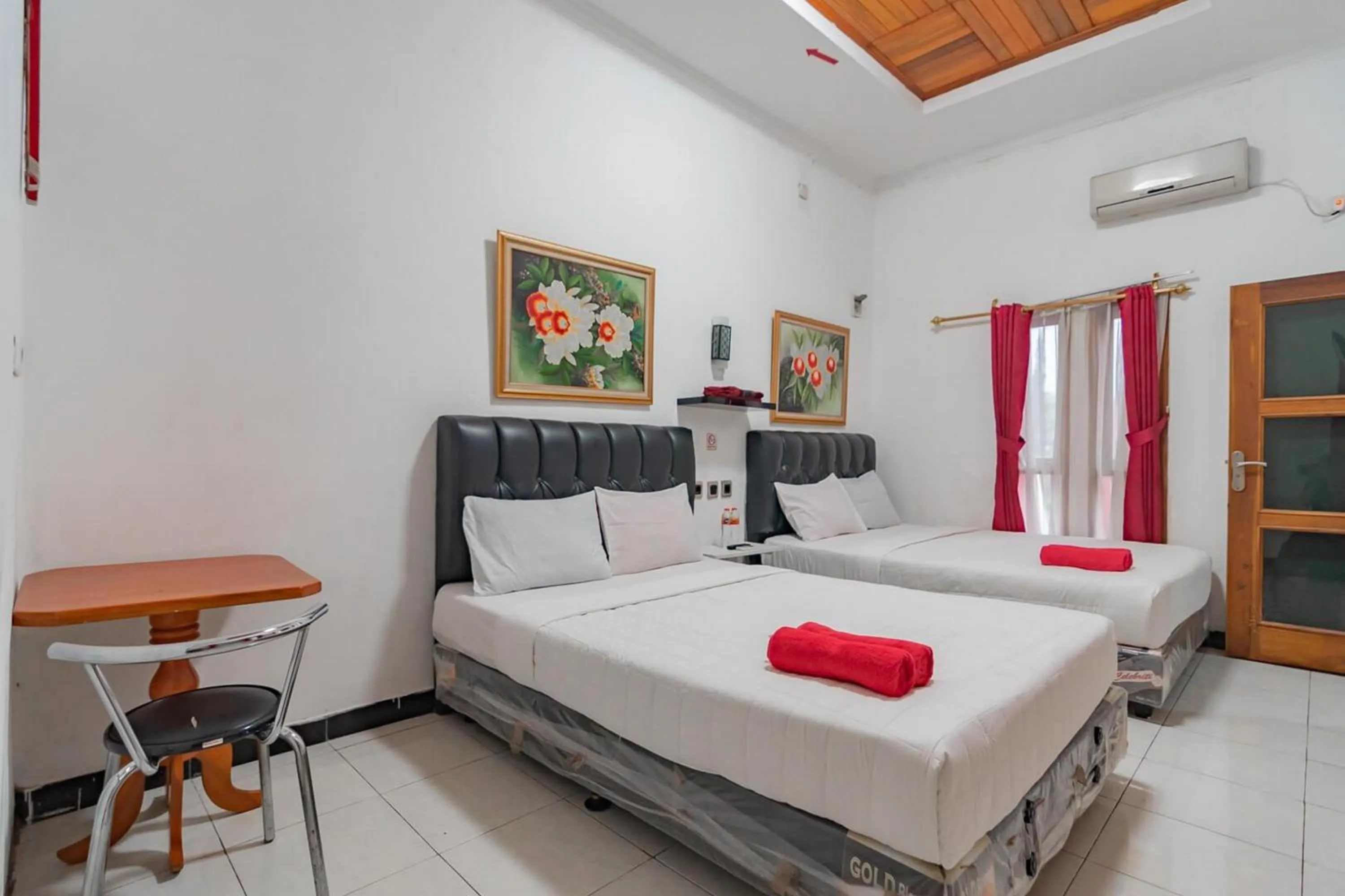 Bedroom, Bed in Wisma Vandera Syariah Garut Mitra RedDoorz