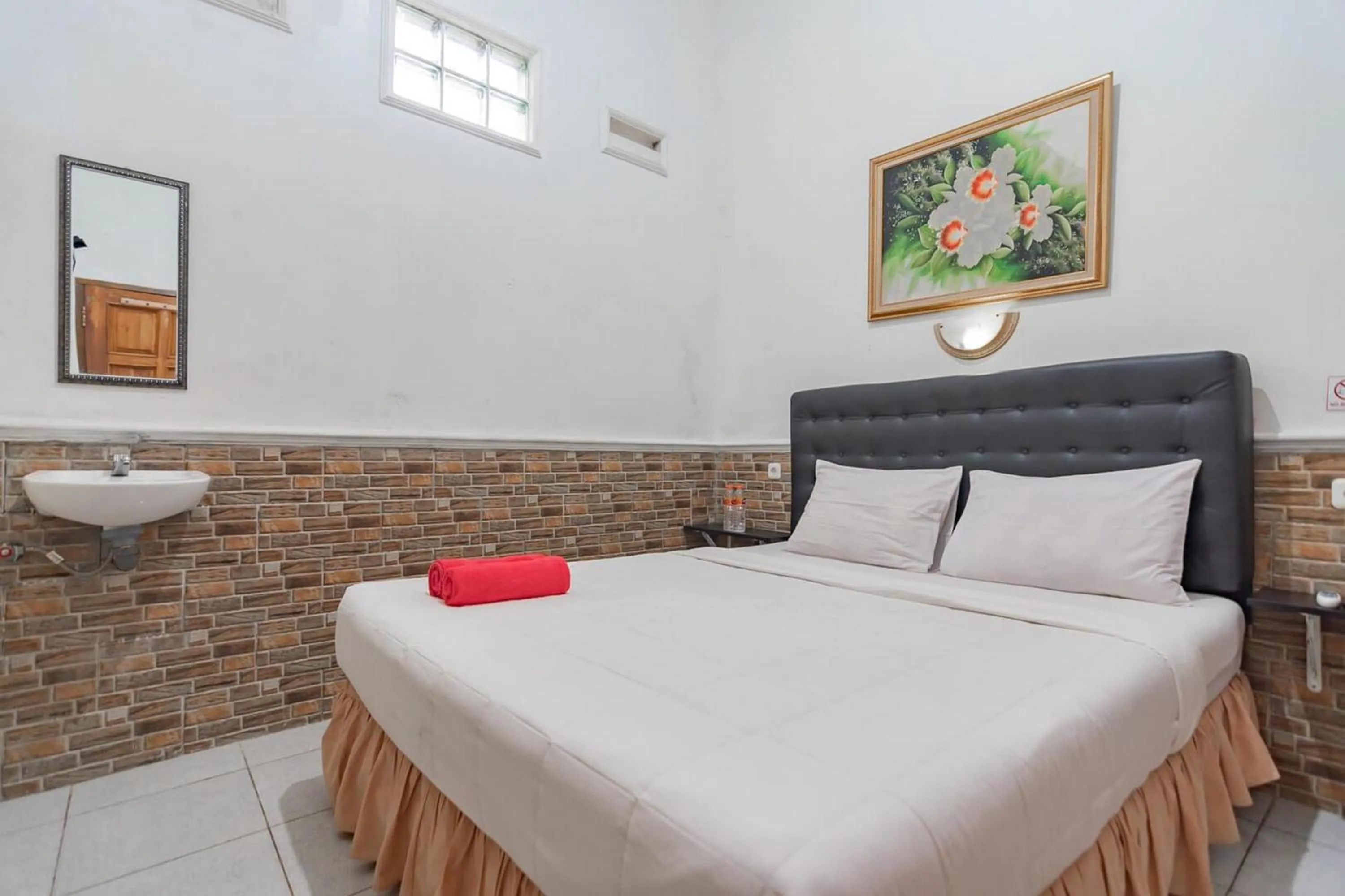 Bedroom, Bed in Wisma Vandera Syariah Garut Mitra RedDoorz