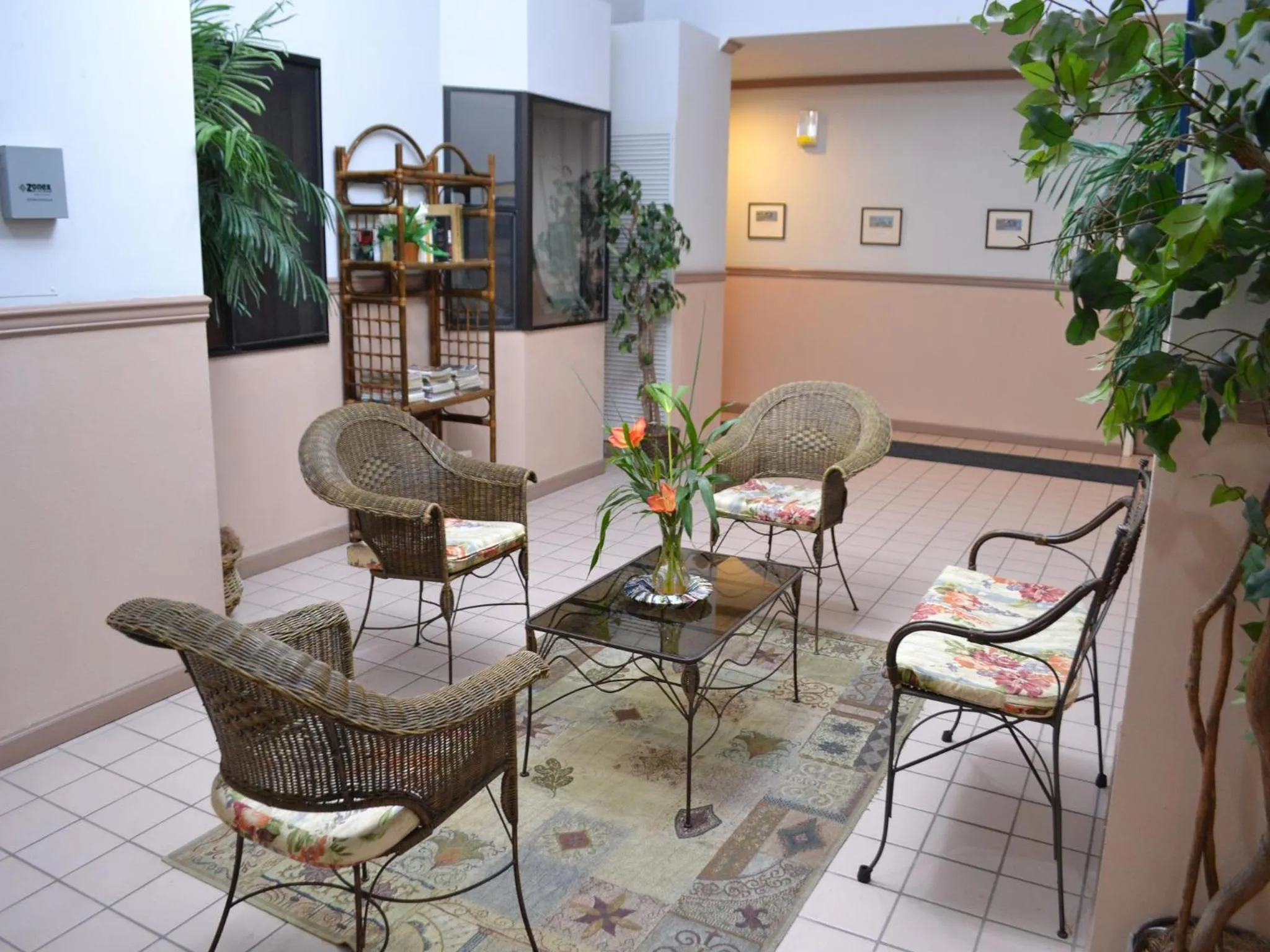 Lobby or reception in West Plaza Desekel