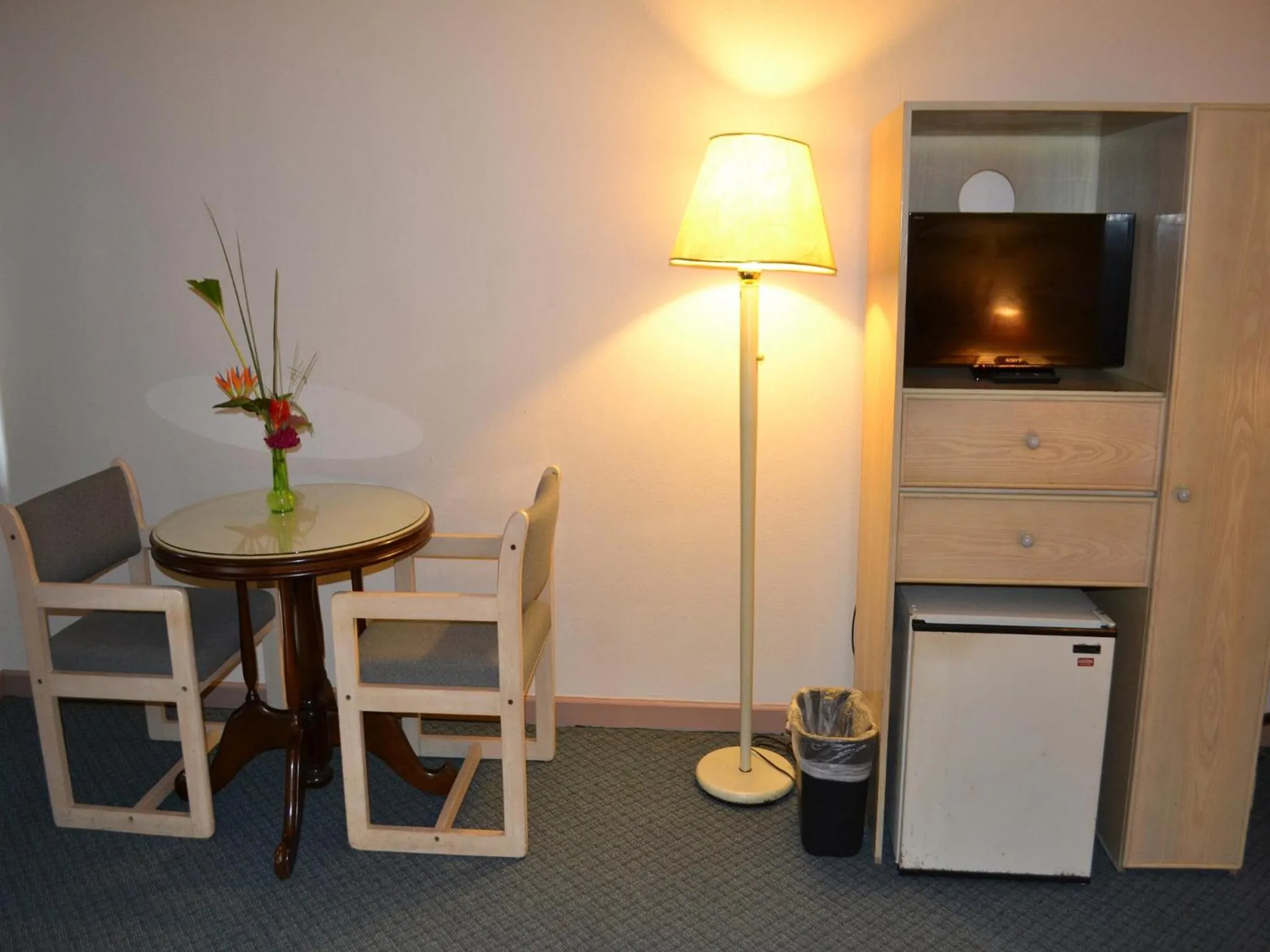 Seating area in West Plaza Desekel