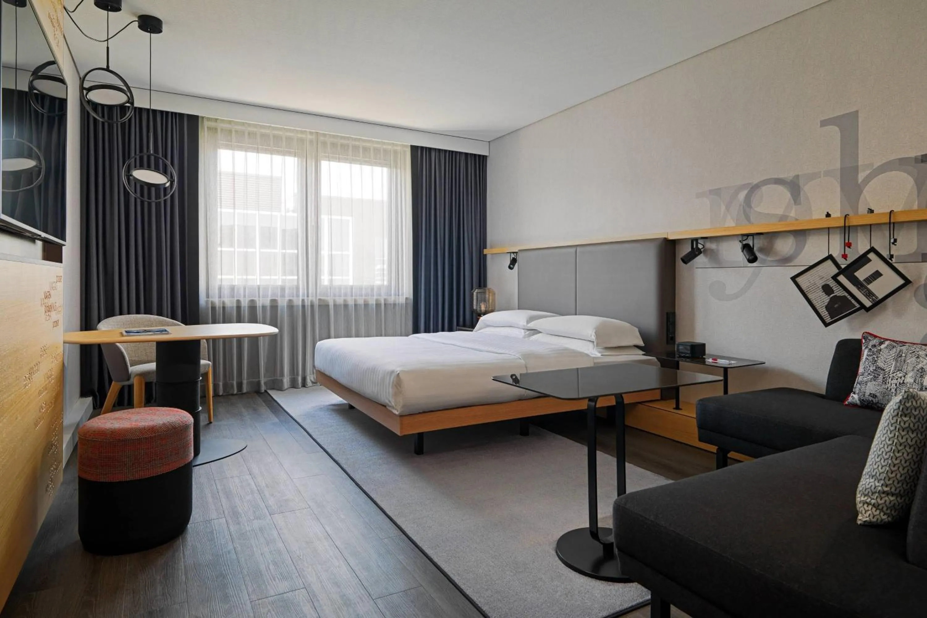 Photo of the whole room, Bed in Frankfurt Airport Marriott Hotel