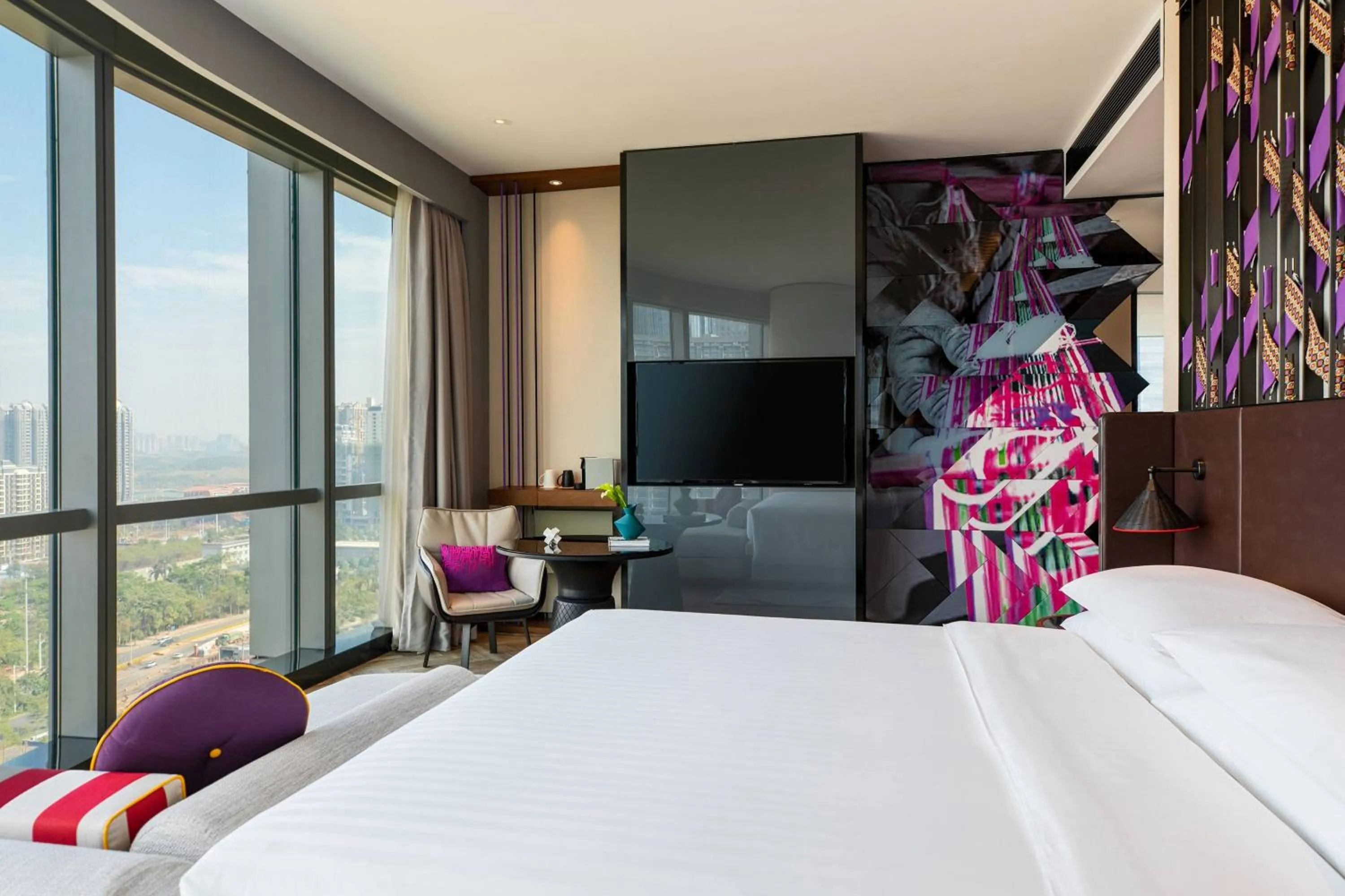 Photo of the whole room, Bed in Renaissance Nanning Hotel