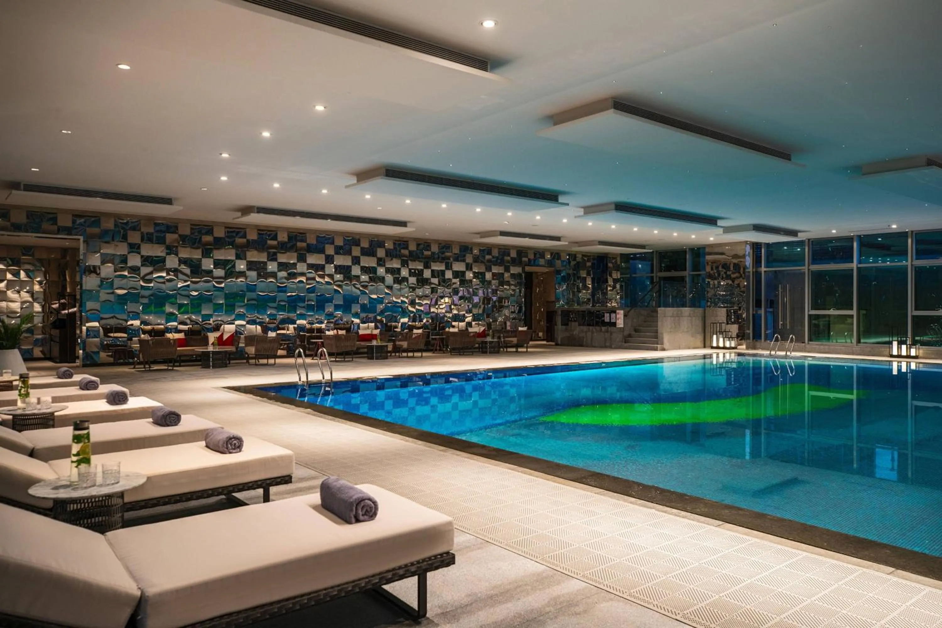Swimming pool in Renaissance Nanning Hotel