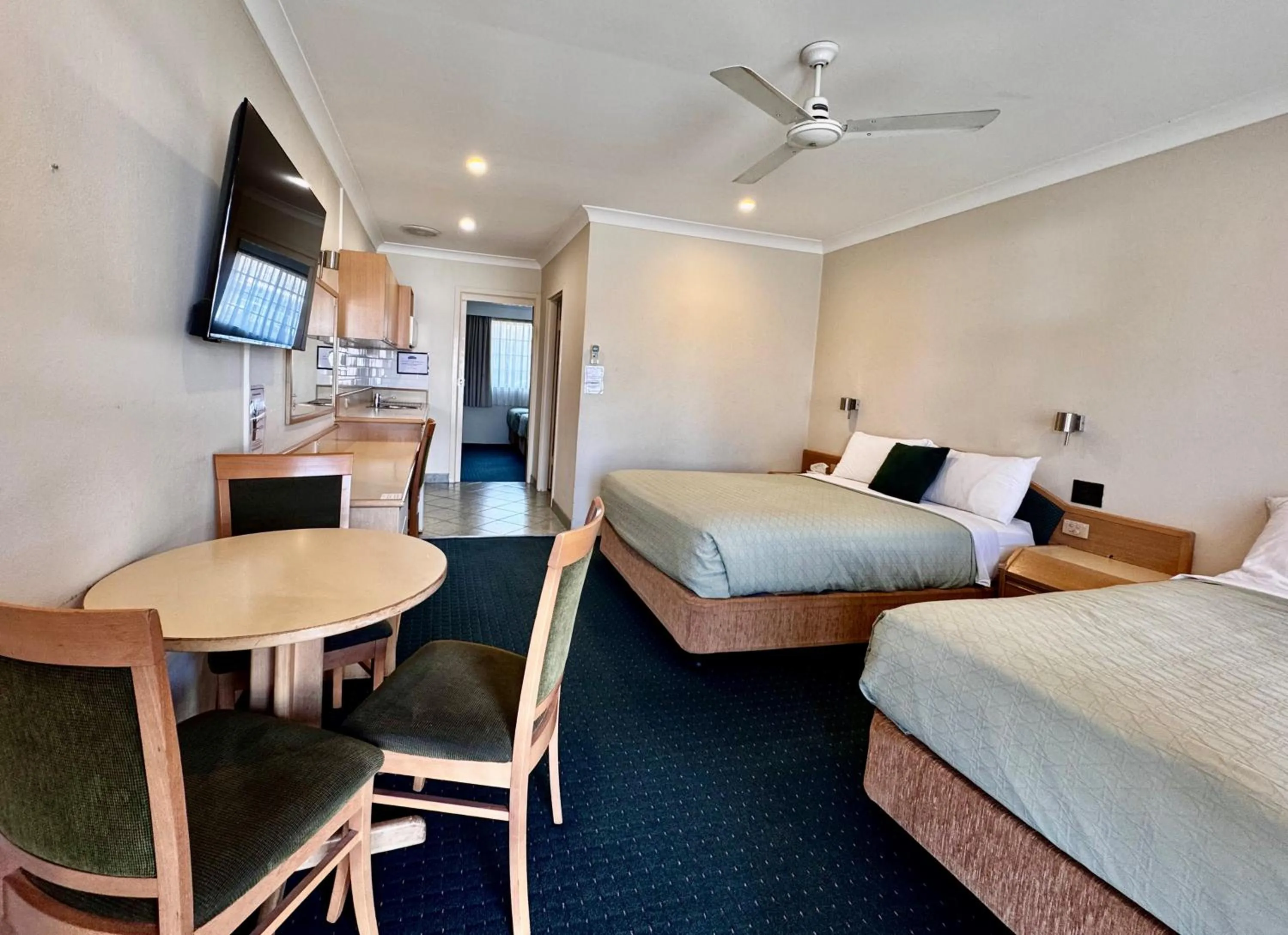 TV and multimedia, Bed in Colonial Terrace Motor Inn