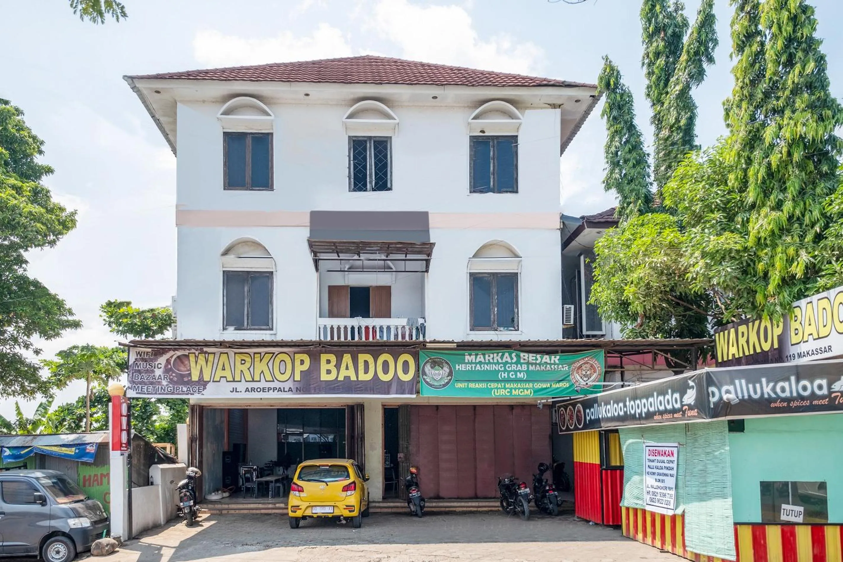Facade/entrance in OYO 1906 Zhafira Guest House Syariah