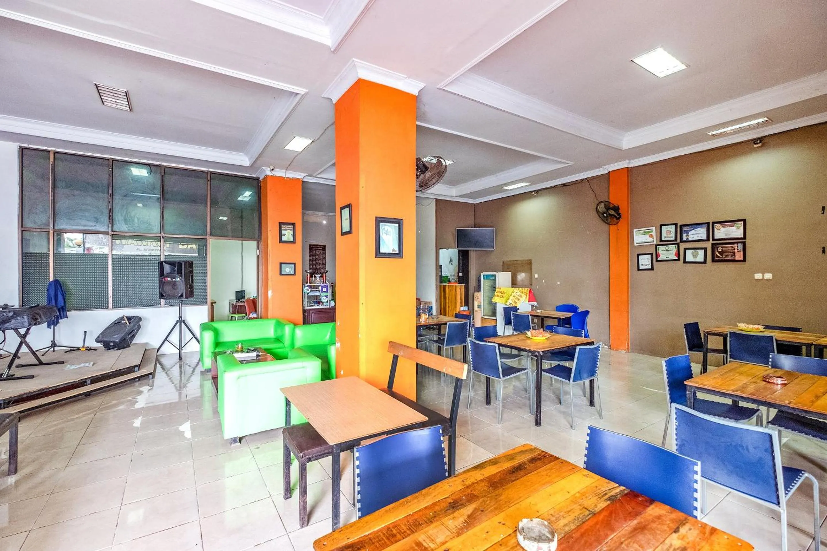 Lobby or reception in OYO 1906 Zhafira Guest House Syariah