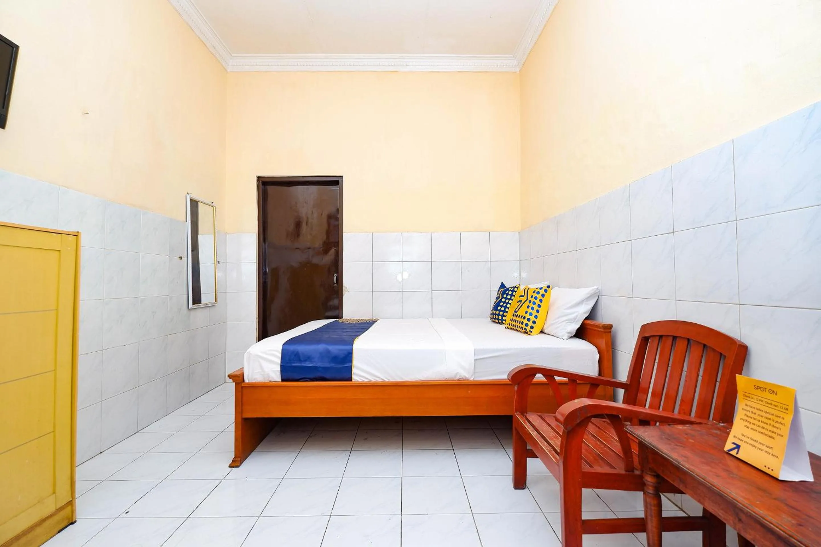 Bedroom in SPOT ON 2011 Hotel Mekar Sari