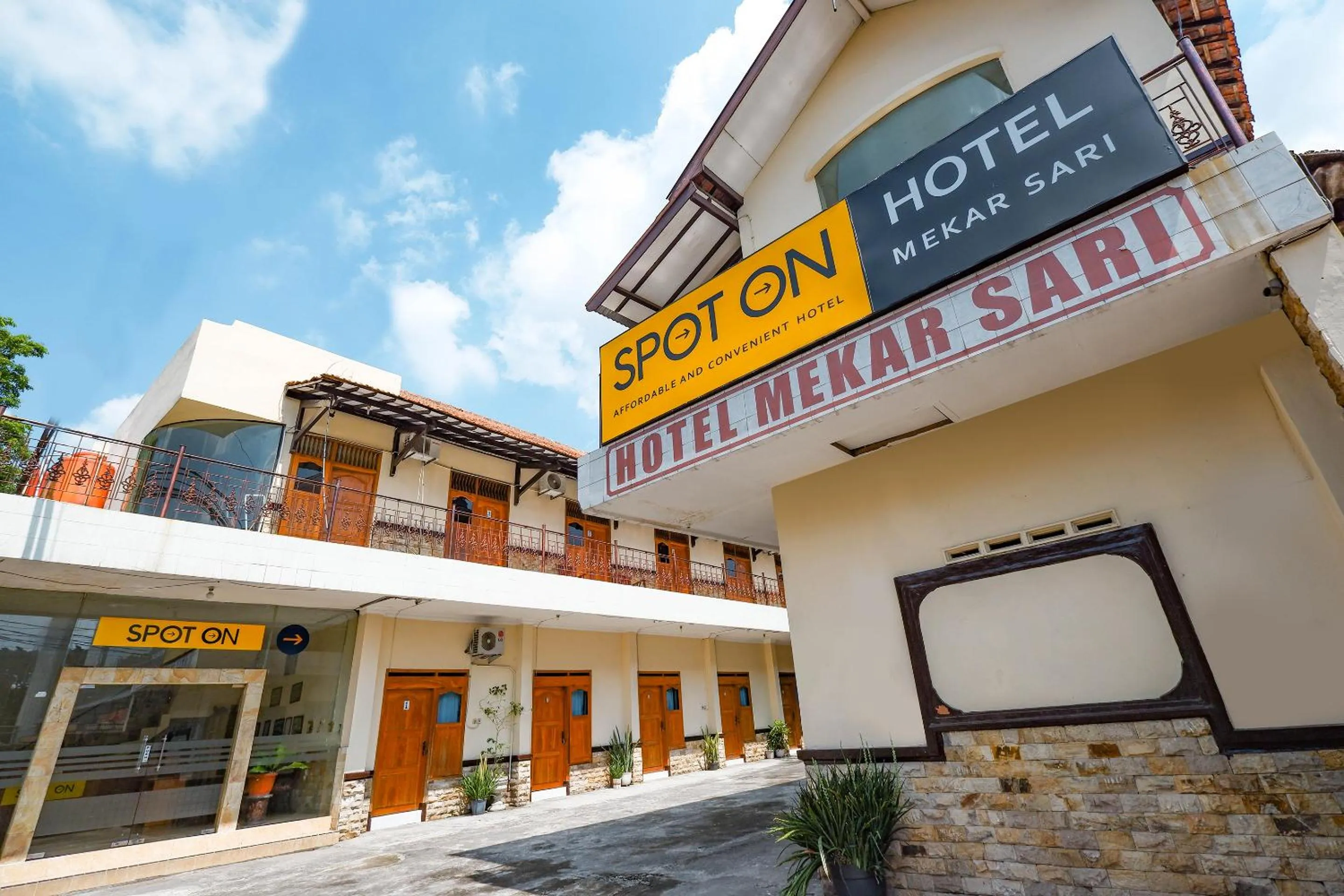 Facade/entrance, Property Building in SPOT ON 2011 Hotel Mekar Sari