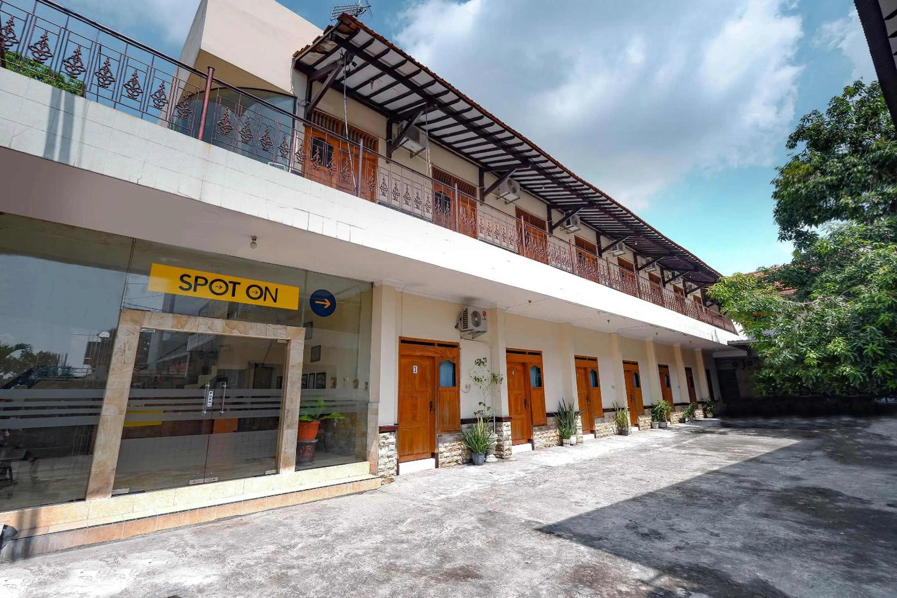 Facade/entrance, Property Building in SPOT ON 2011 Hotel Mekar Sari