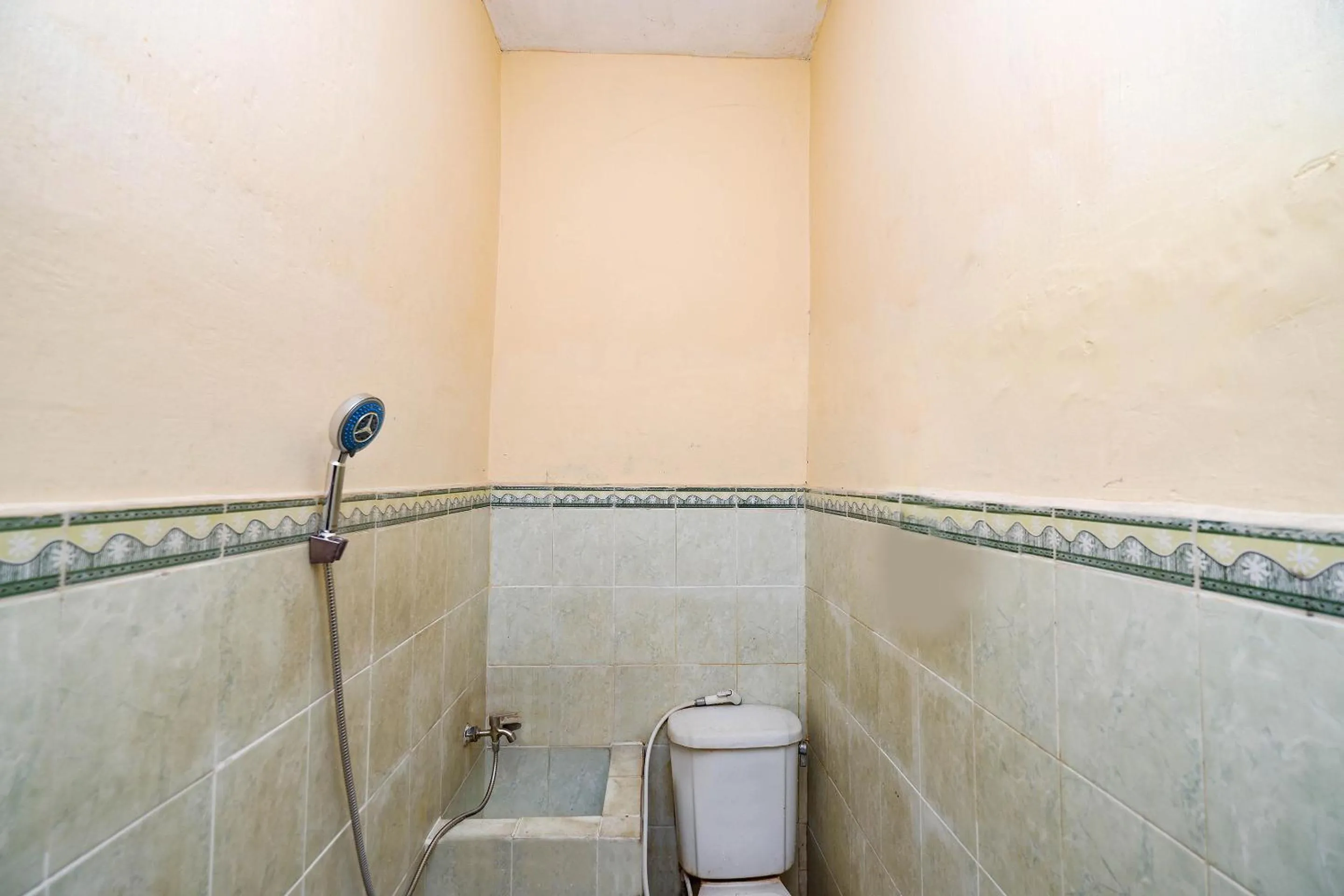 Bathroom in SPOT ON 2011 Hotel Mekar Sari