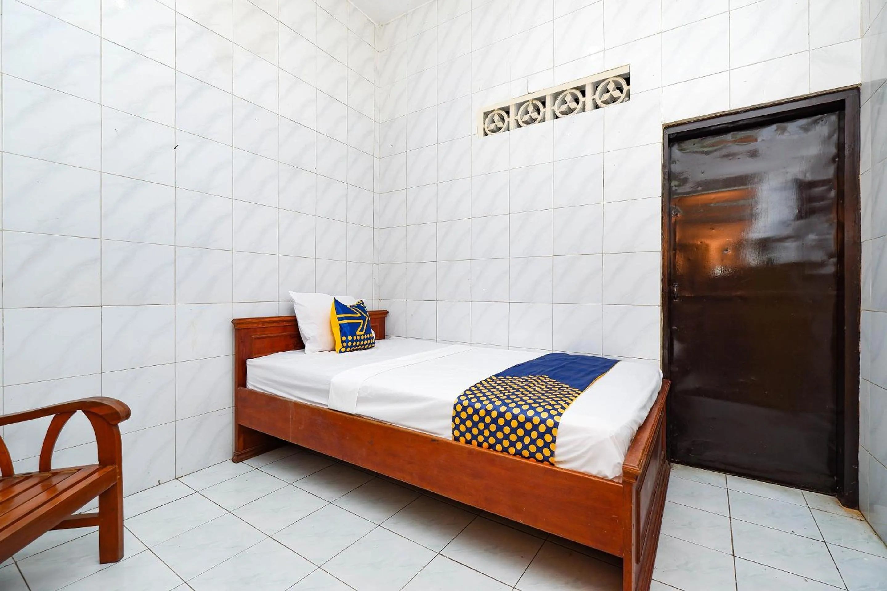 Bedroom in SPOT ON 2011 Hotel Mekar Sari