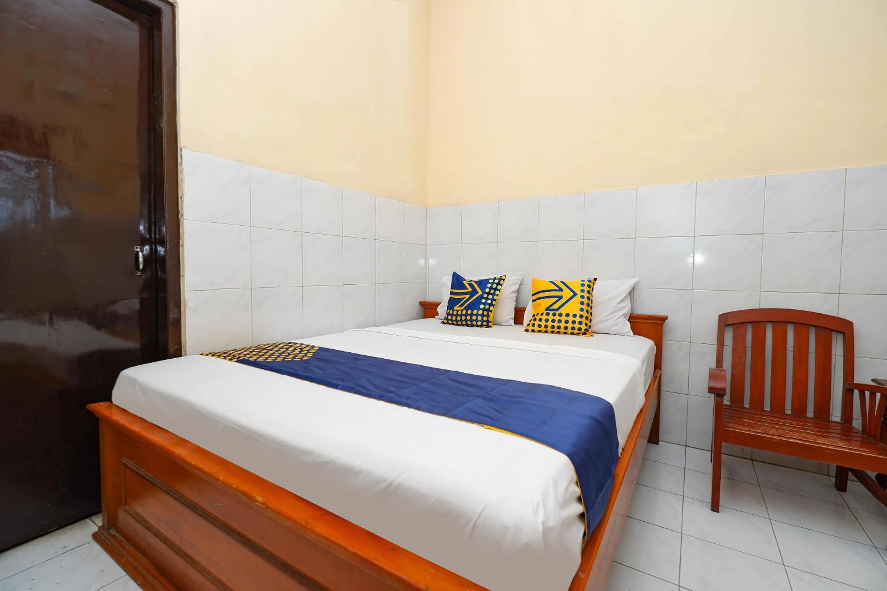 Bedroom in SPOT ON 2011 Hotel Mekar Sari