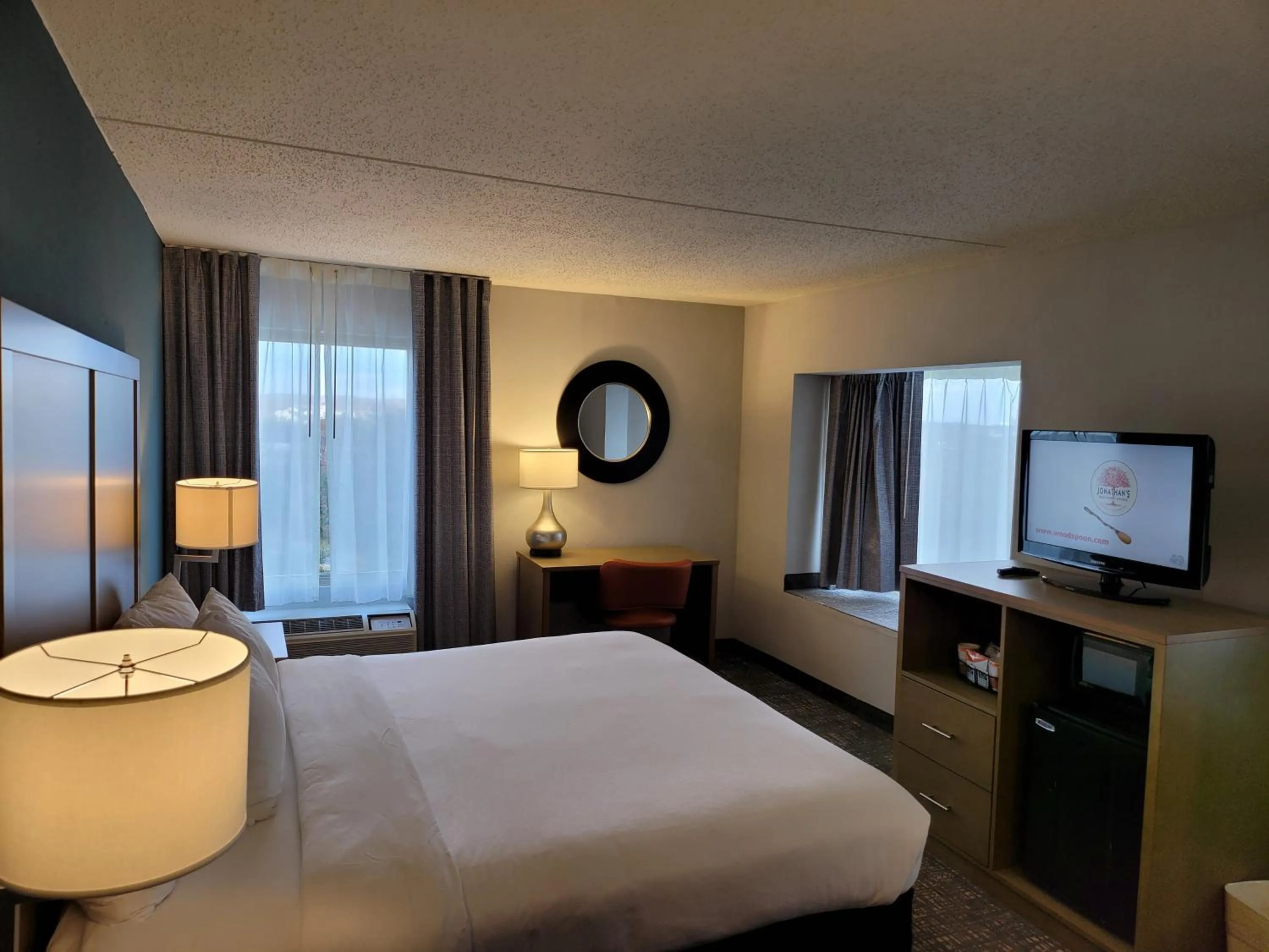 Guests, Bed in Comfort Inn & Suites Alexandria West