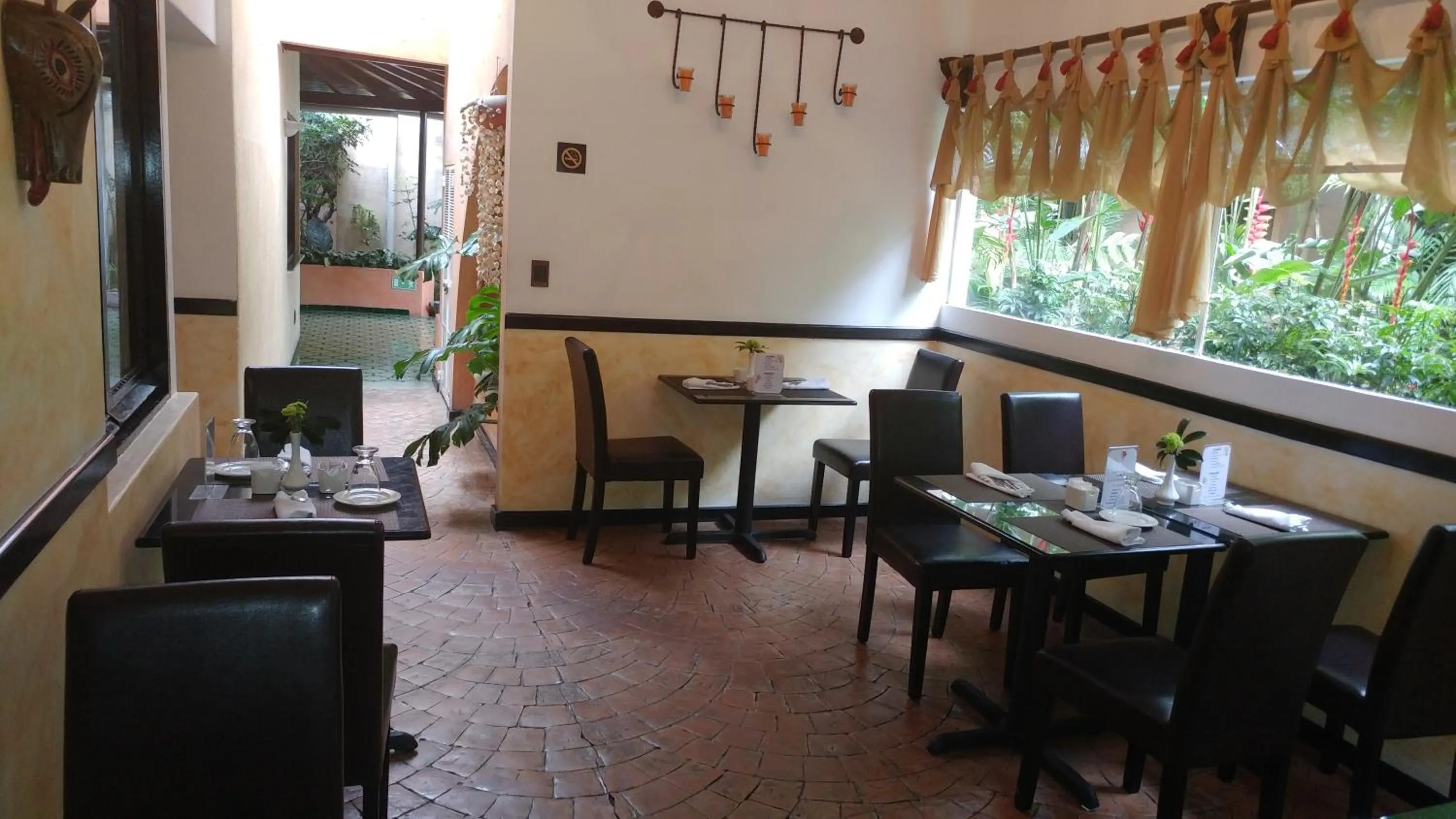 Restaurant/places to eat in Hotel Ciudad Vieja