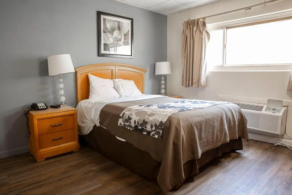 Bedroom, Bed in Bedford Motel