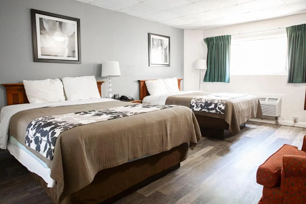 Photo of the whole room, Bed in Bedford Motel