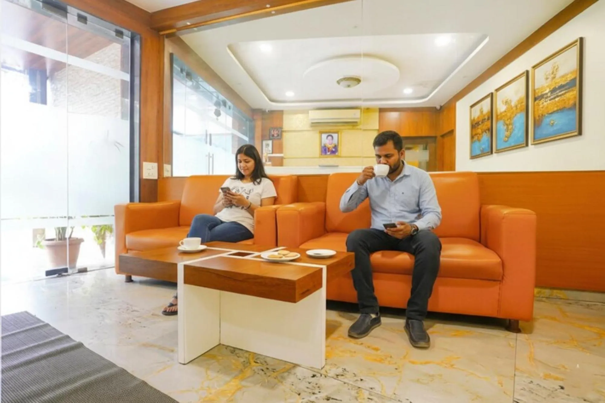 Seating area in FabHotel Ratna Mahal