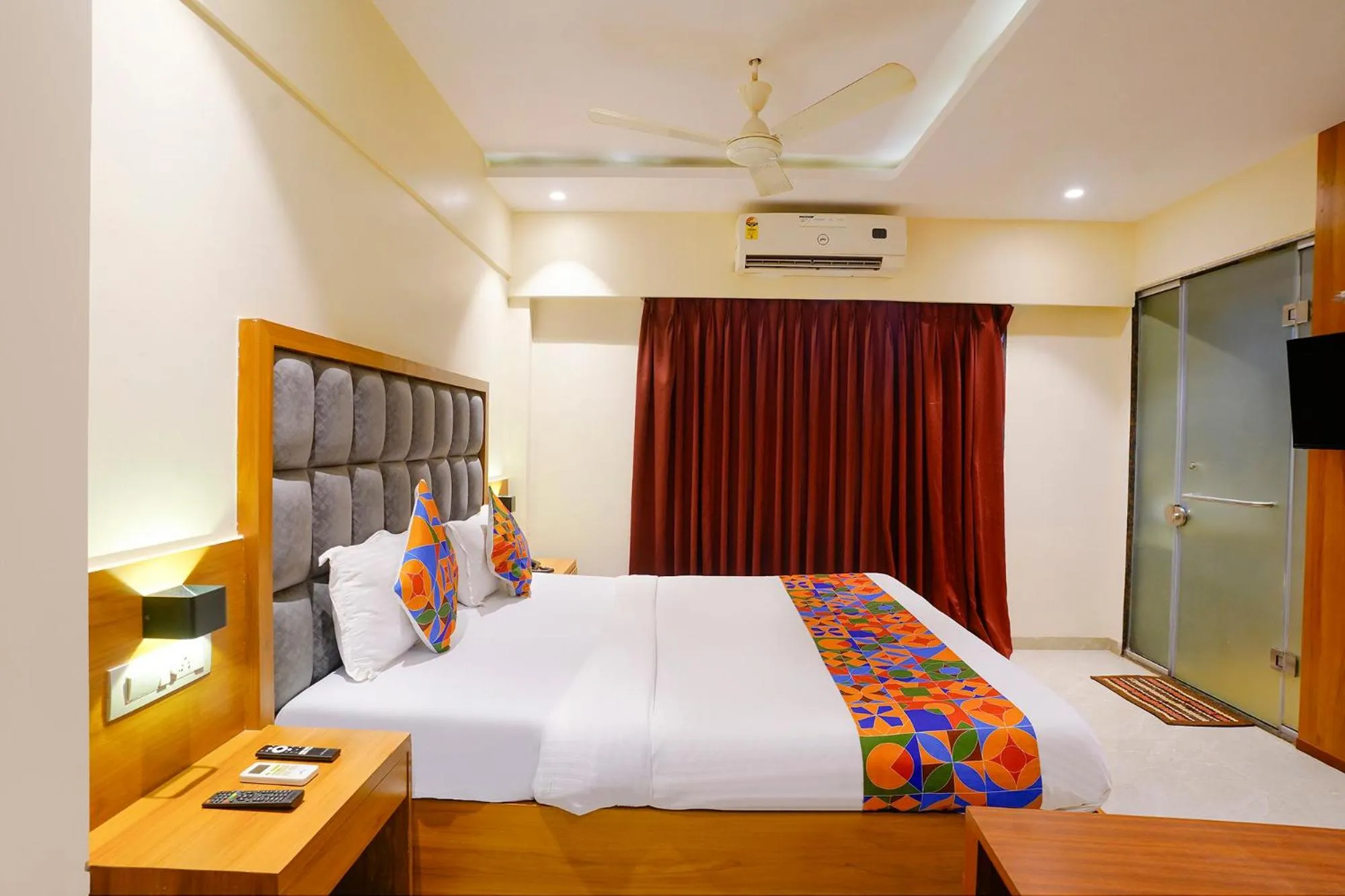 Bed in FabHotel Ratna Mahal